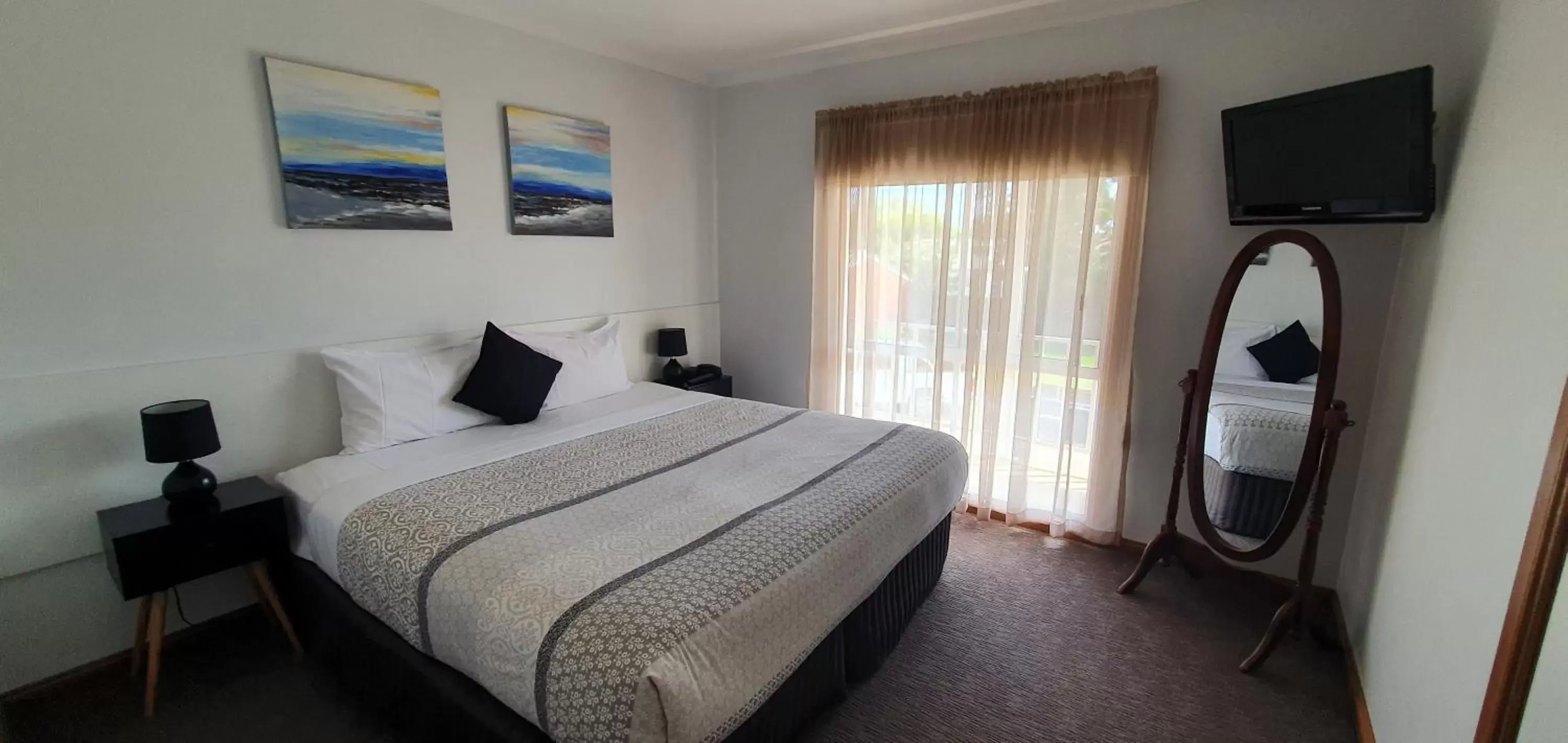 Bed in Centrepoint Motel Deniliquin