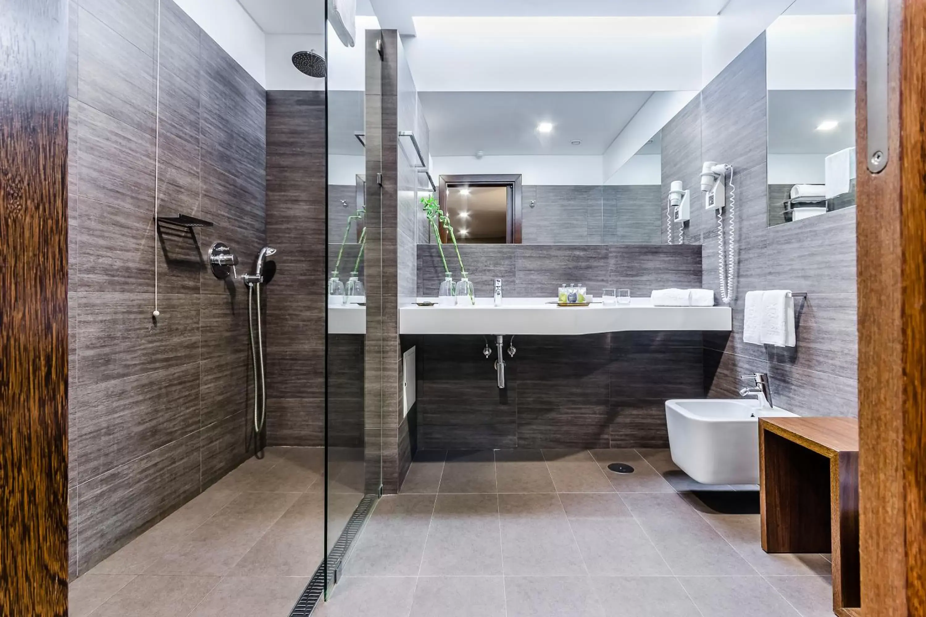 Shower, Bathroom in Hotel Villa Batalha