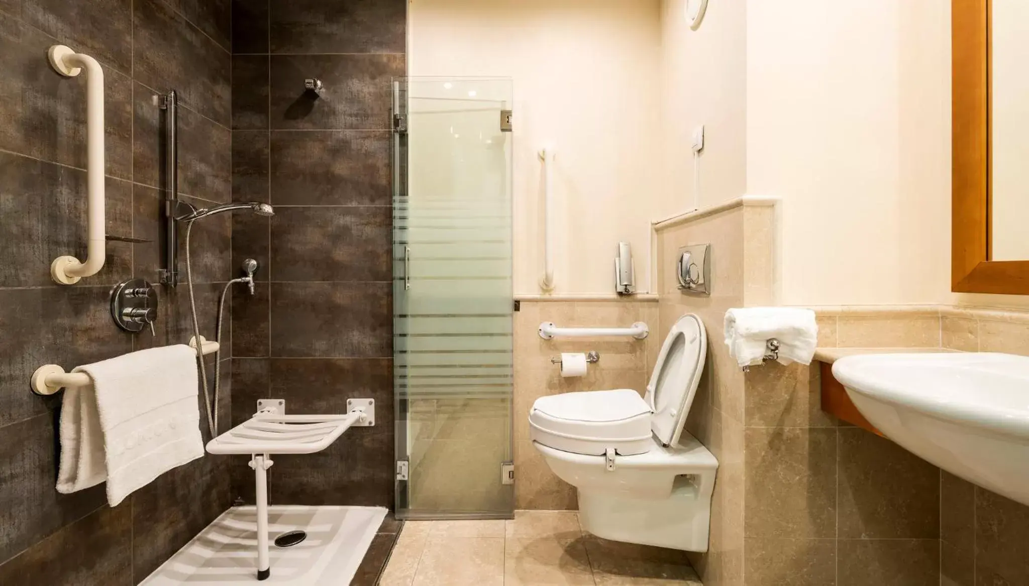 Shower, Bathroom in Ilunion Aqua 3