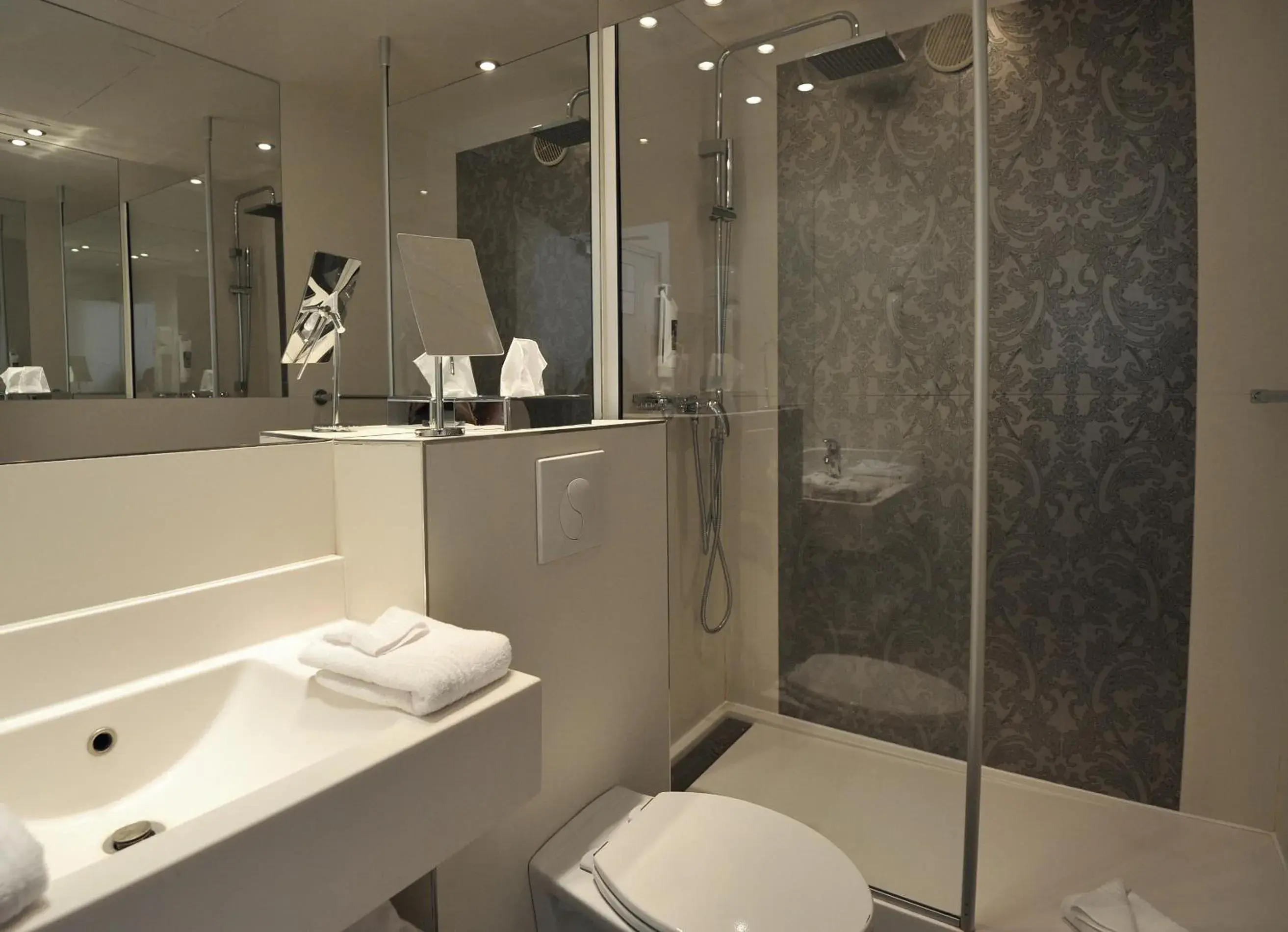 Bathroom in Hotel Mercure Paris Opera Faubourg Montmartre