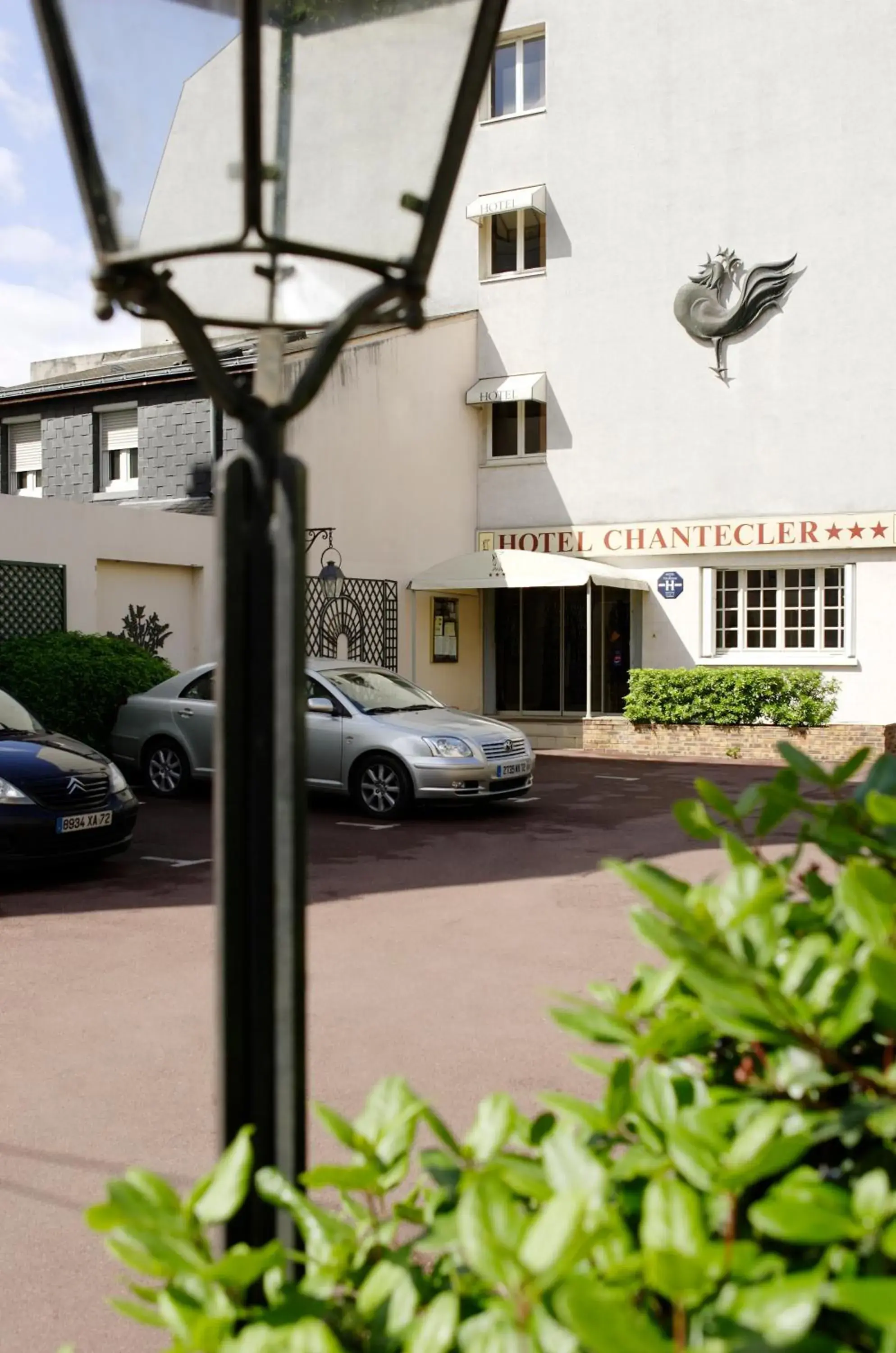 Facade/entrance in The Originals City, Hôtel Chantecler, Le Mans Facade/entrance in The Originals City, Hôtel Chantecler, Le Mans