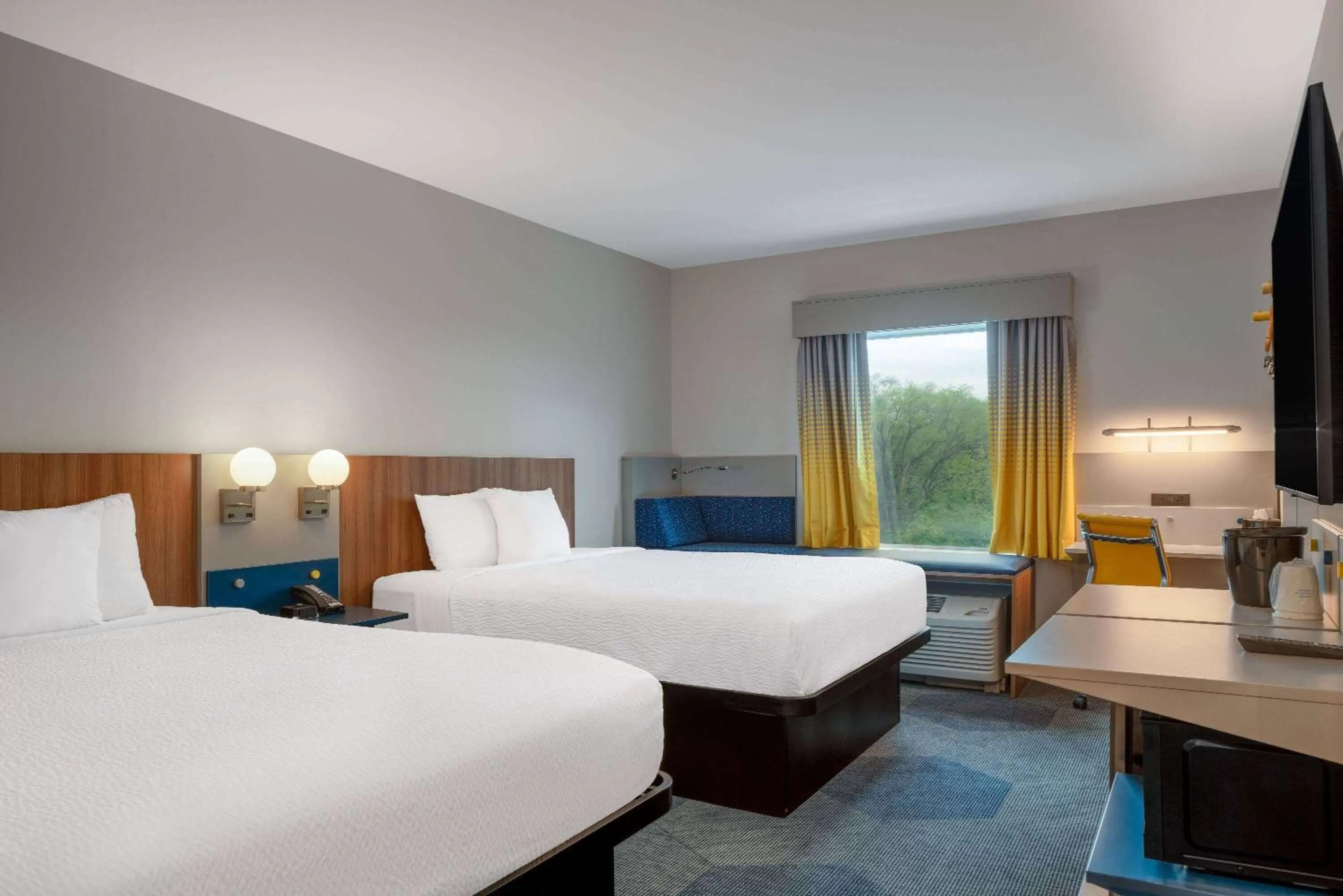 Photo of the whole room, Bed in Microtel Inn & Suites by Wyndham Winchester