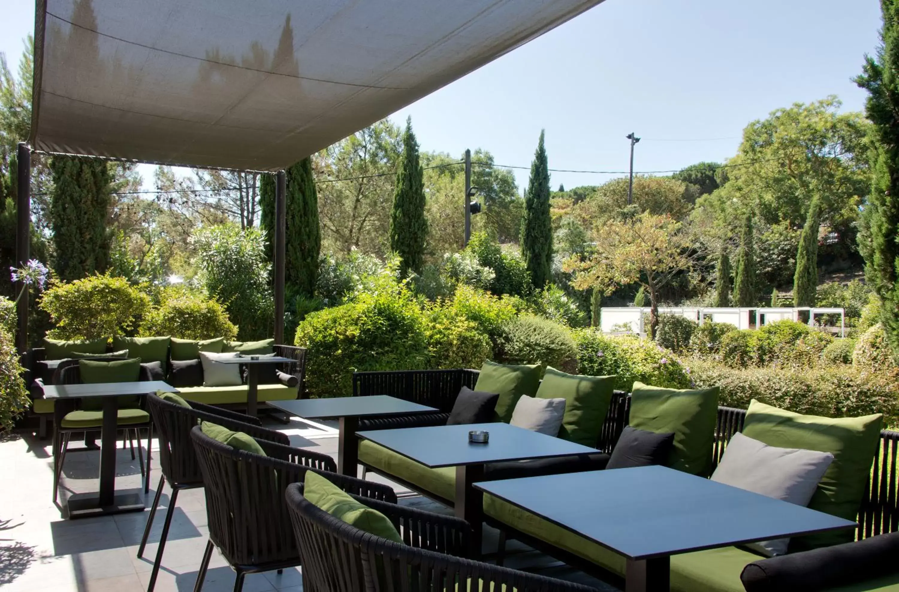 Garden, Restaurant/Places to Eat in Hôtel Montmorency & Spa