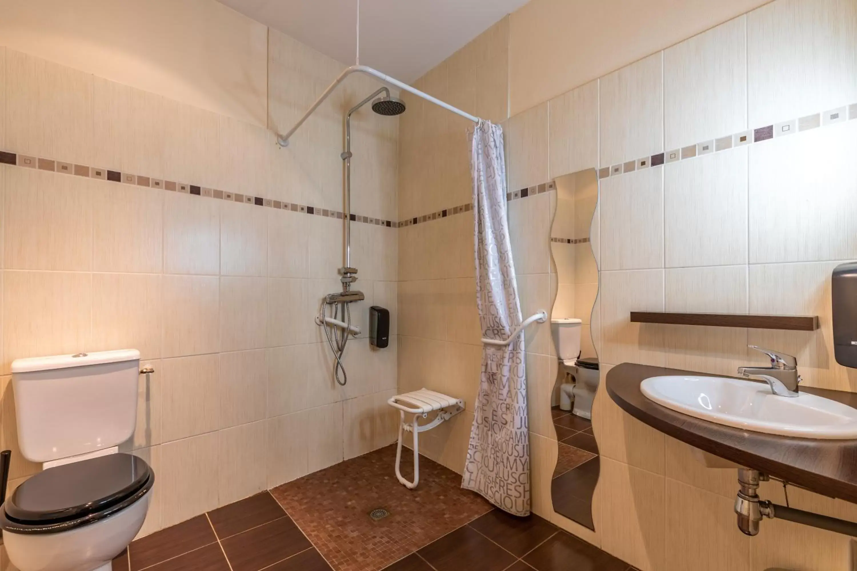 Shower, Bathroom in Hôtel Le Florin