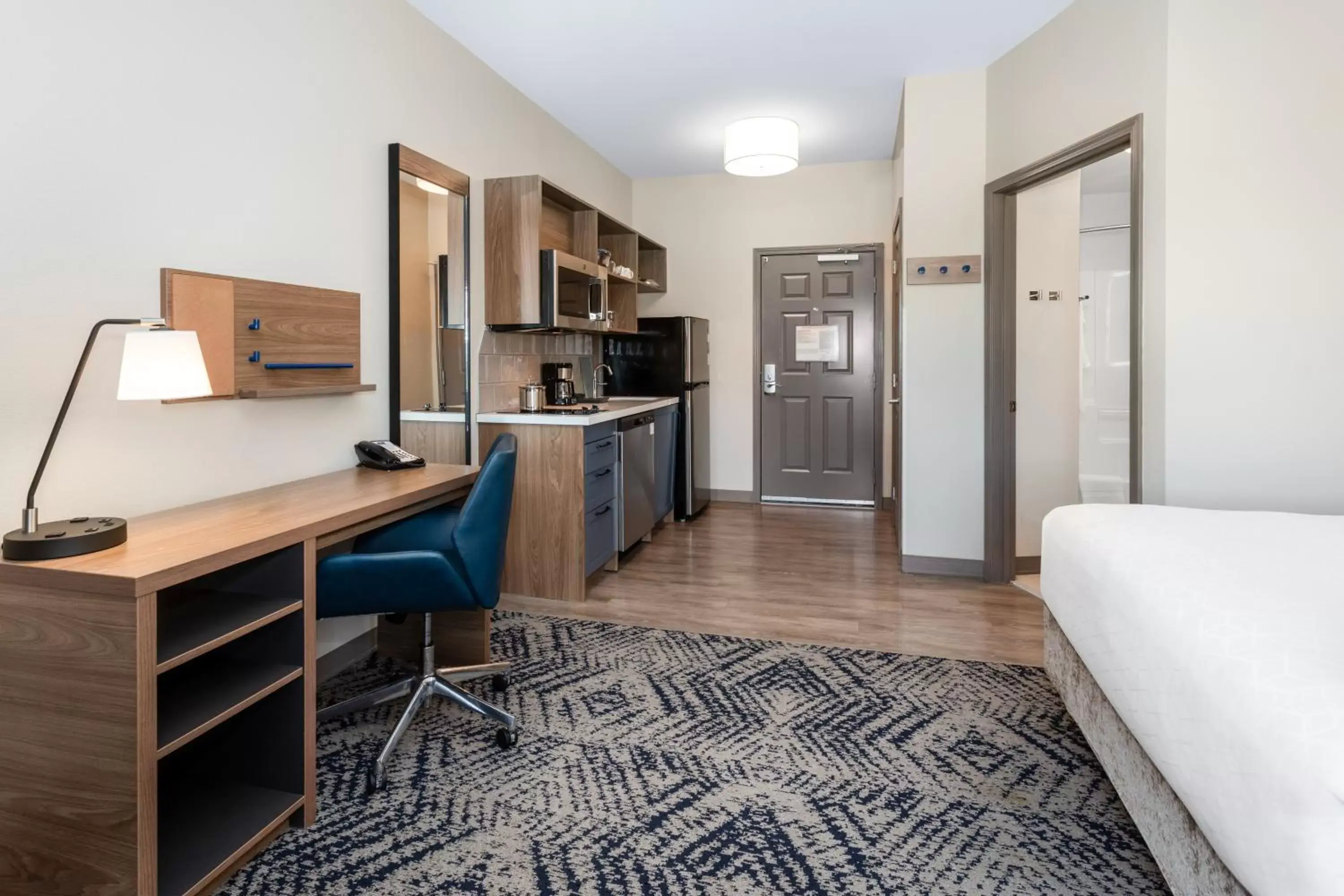 Bed, Kitchen/Kitchenette in Candlewood Suites Grand Junction, an IHG Hotel