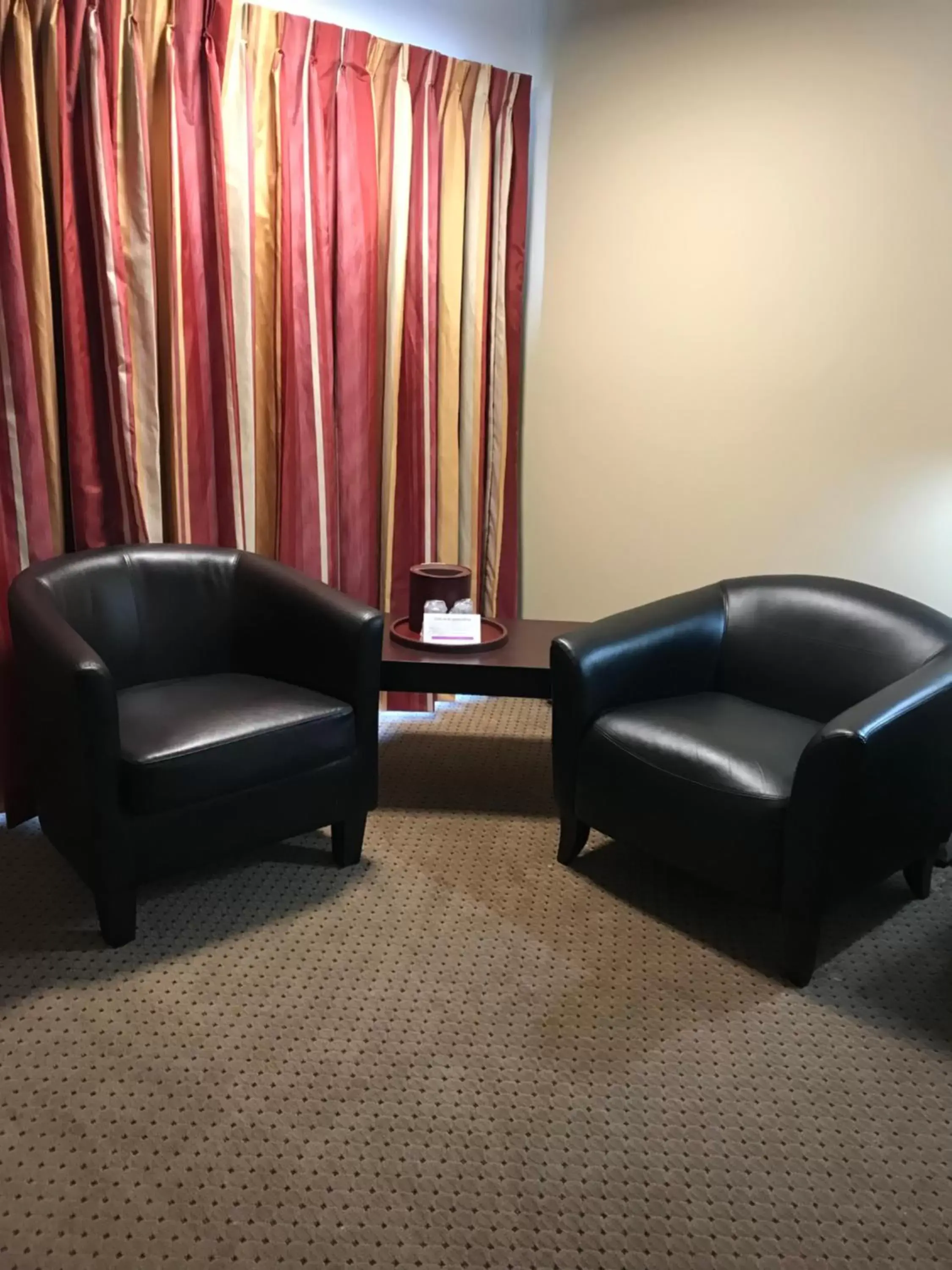 Seating Area in Brentwood Motor Inn