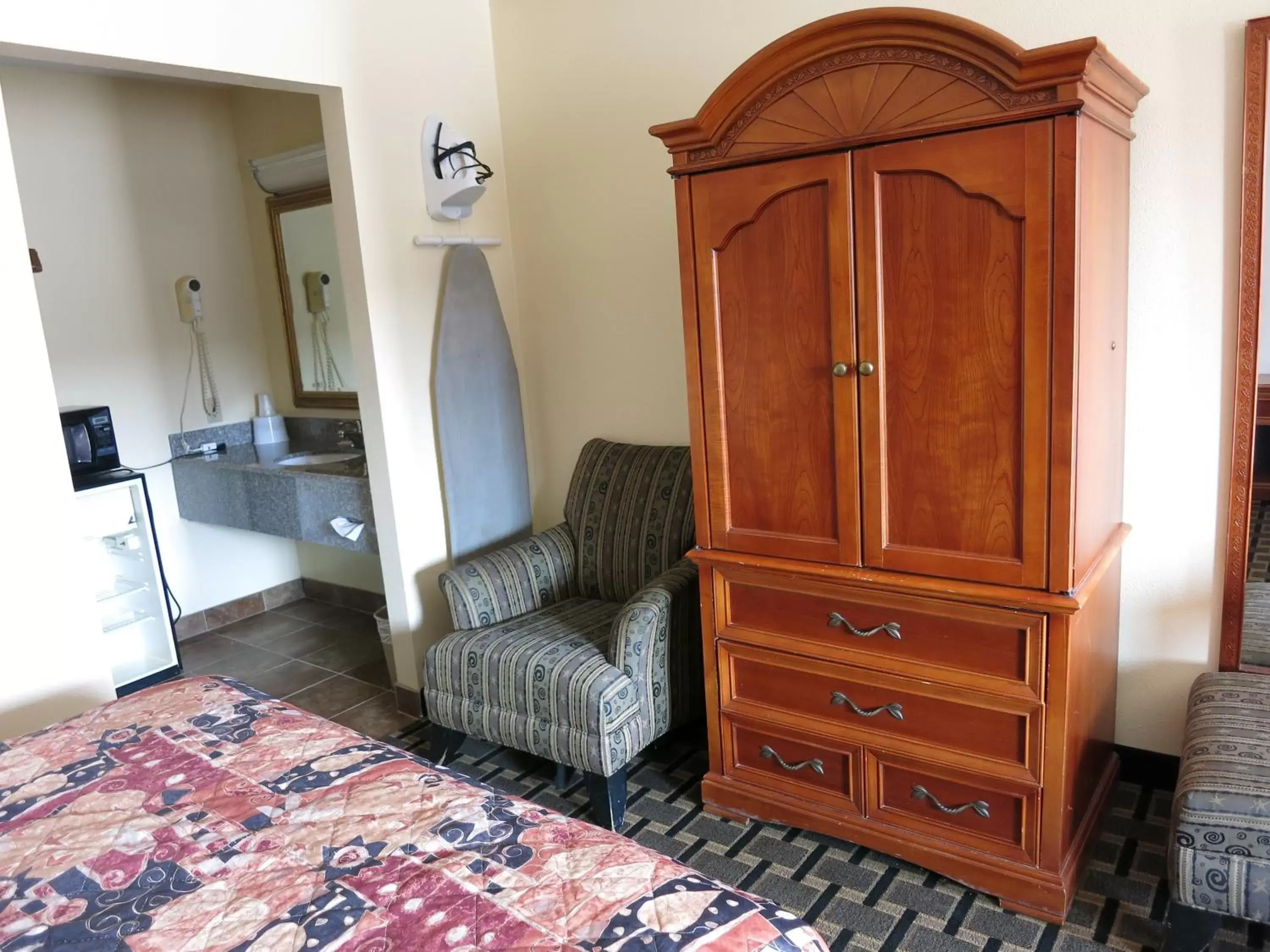 TV and multimedia, Seating Area in Inn at Mexia