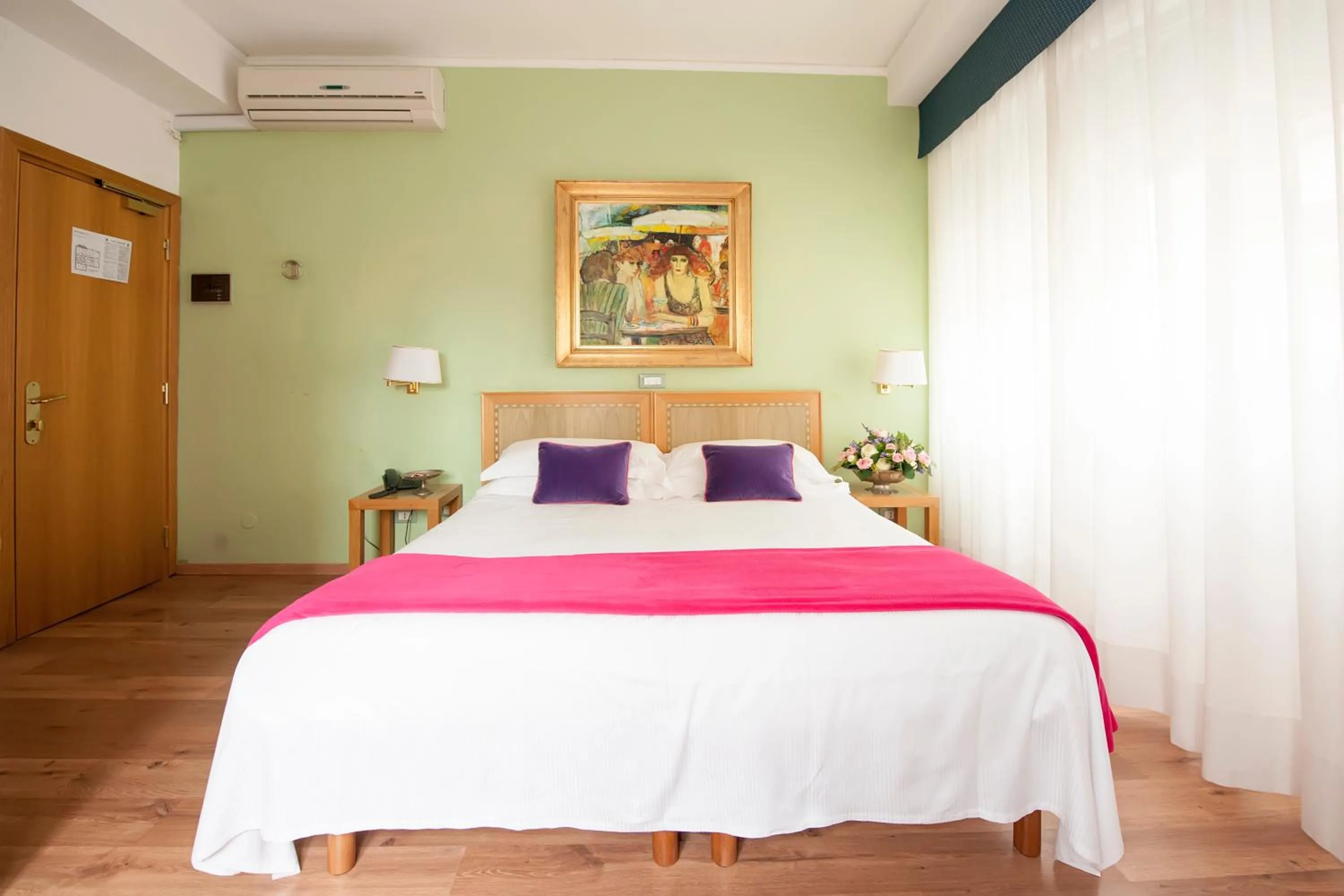 Photo of the whole room, Bed in Hotel Touring