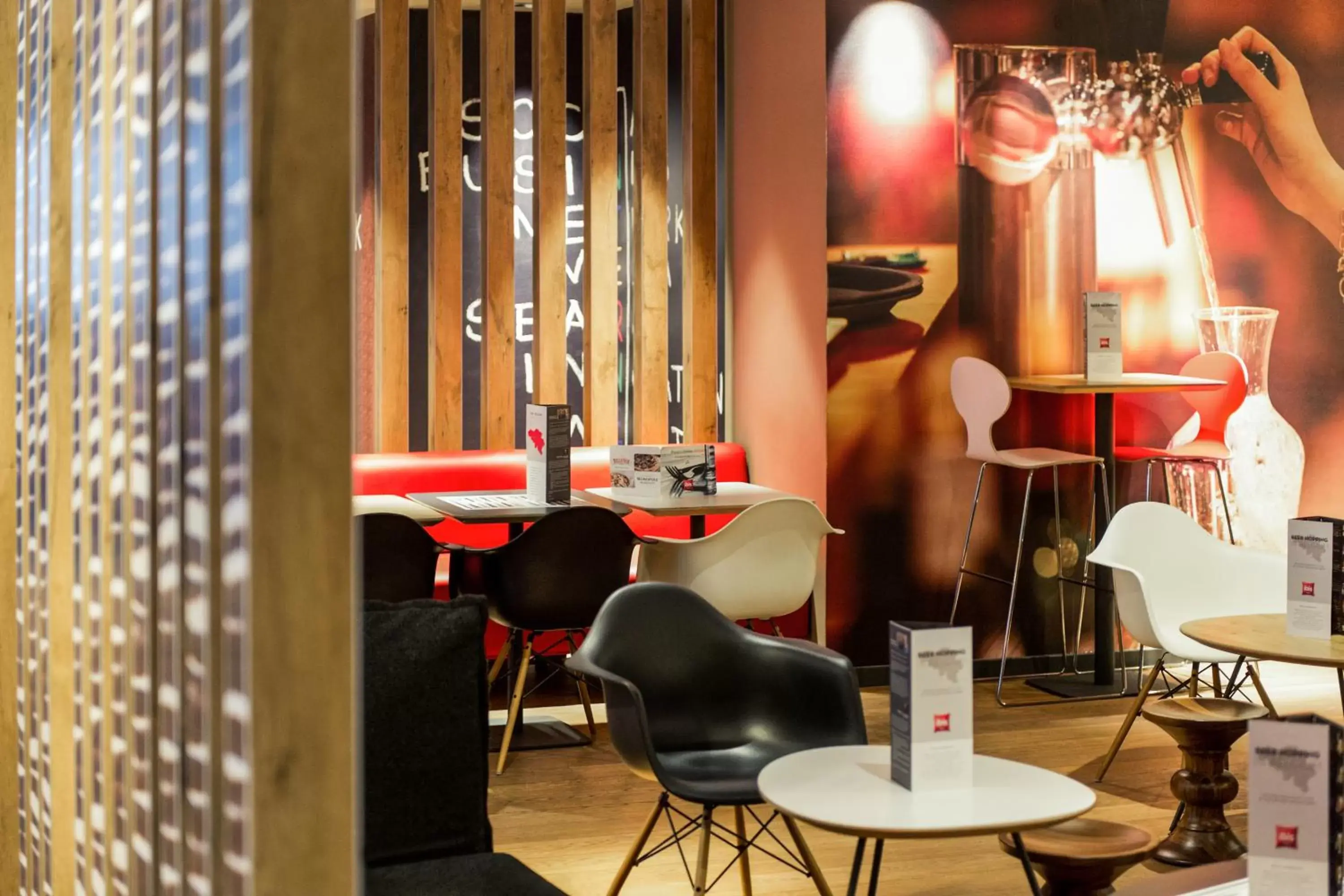 Lounge or bar in Ibis Brussels City Centre