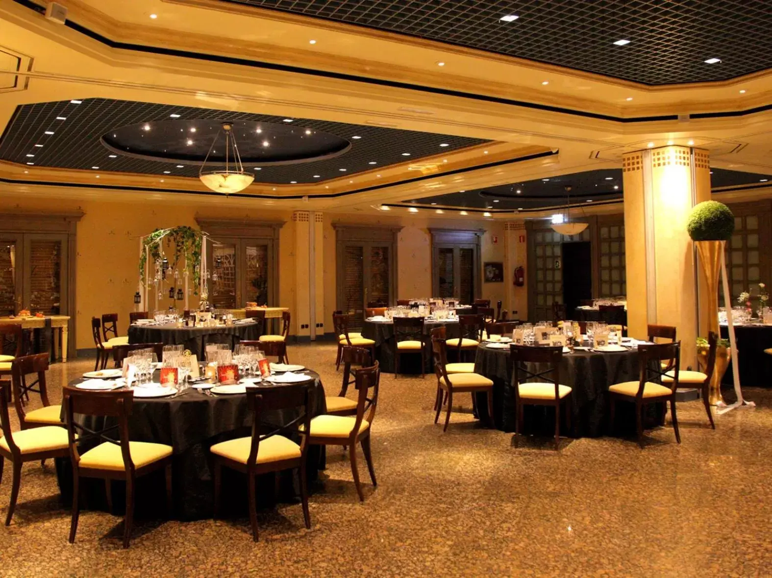 Banquet/Function facilities, Restaurant/Places to Eat in Hotel Palafox