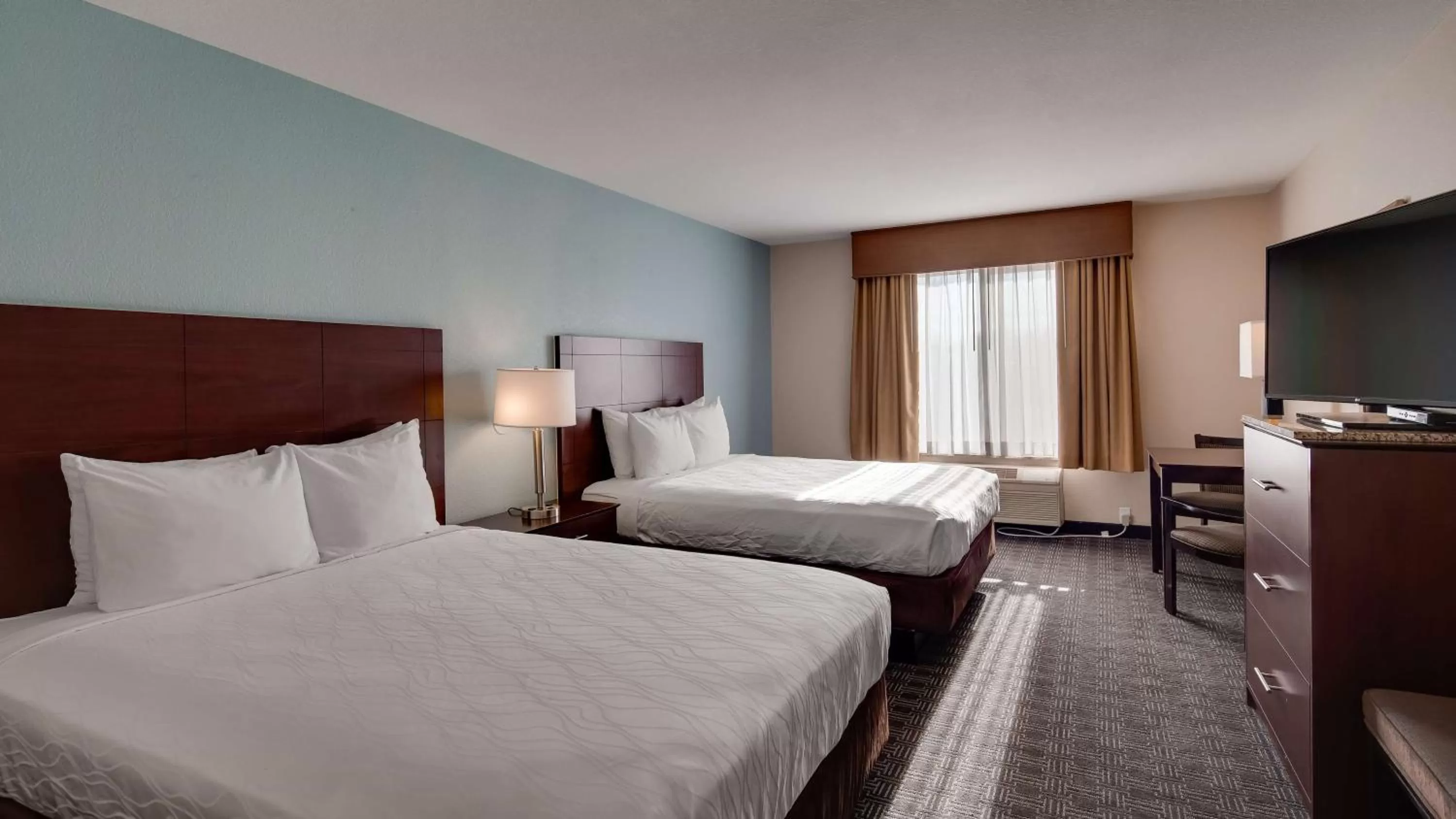 Photo of the whole room, Bed in Best Western Plus Gateway Inn & Suites - Aurora