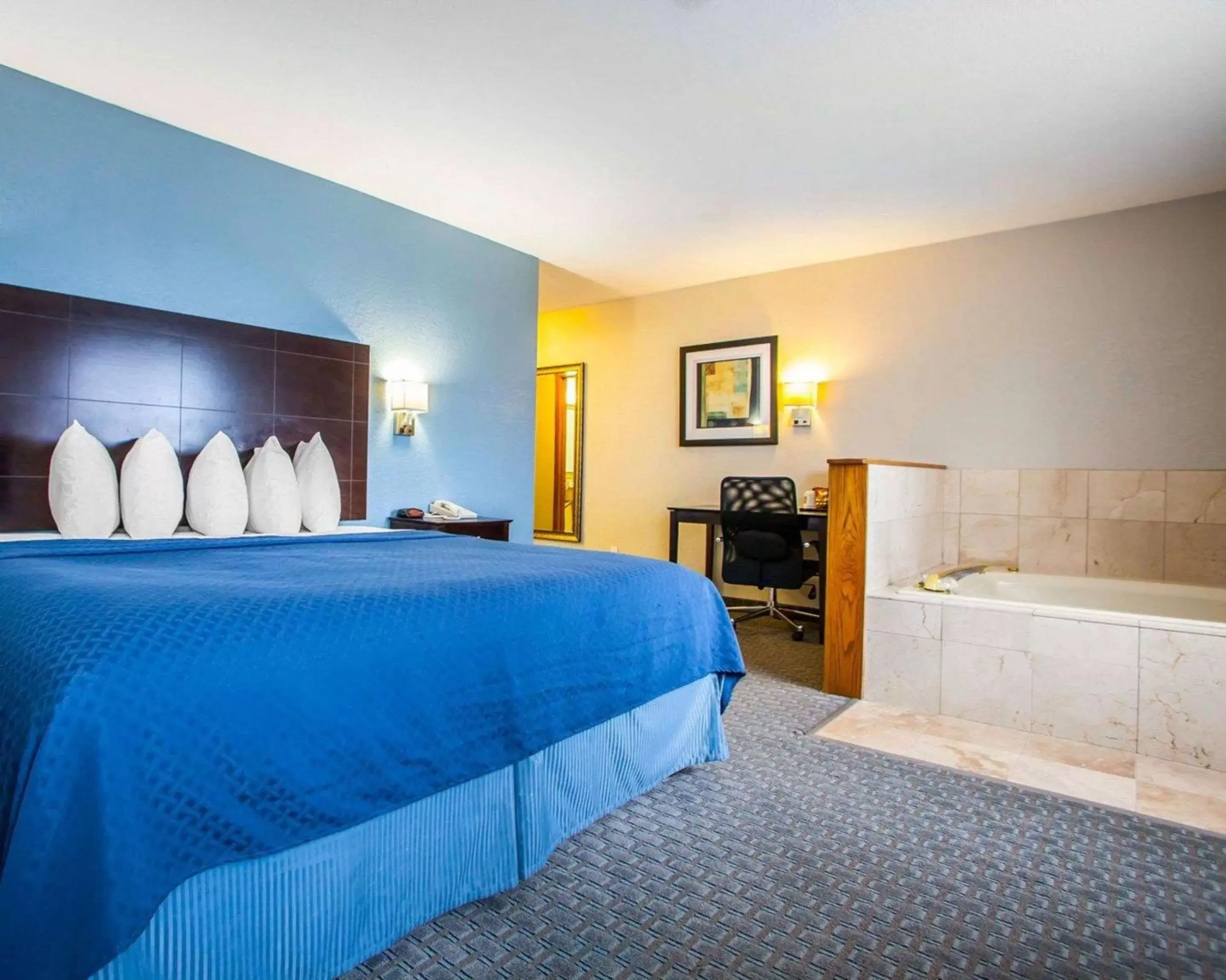 Photo of the whole room, Bed in Quality Inn & Suites Ankeny-Des Moines