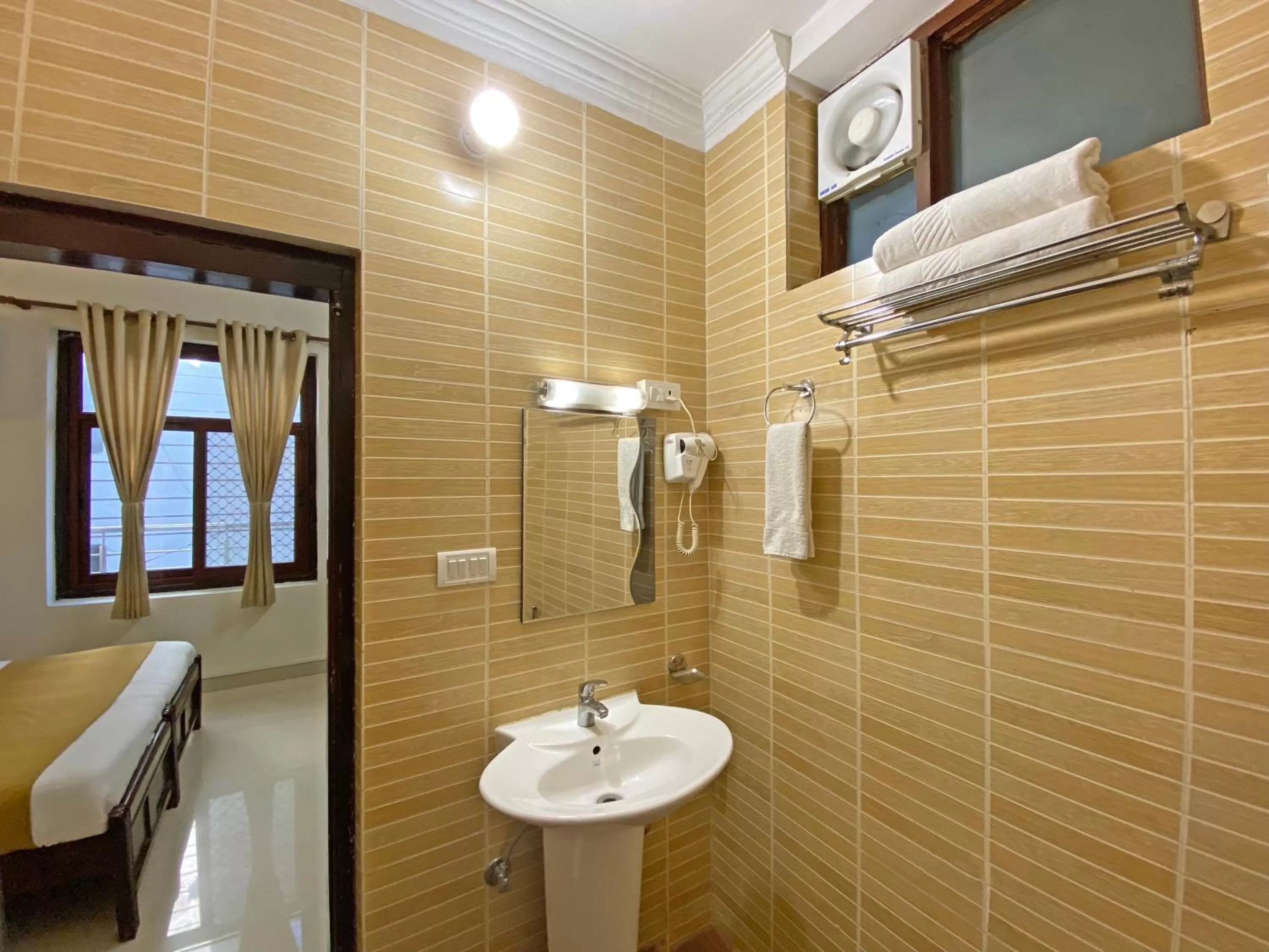 Toilet in Hotel Nirvana Palace Rishikesh