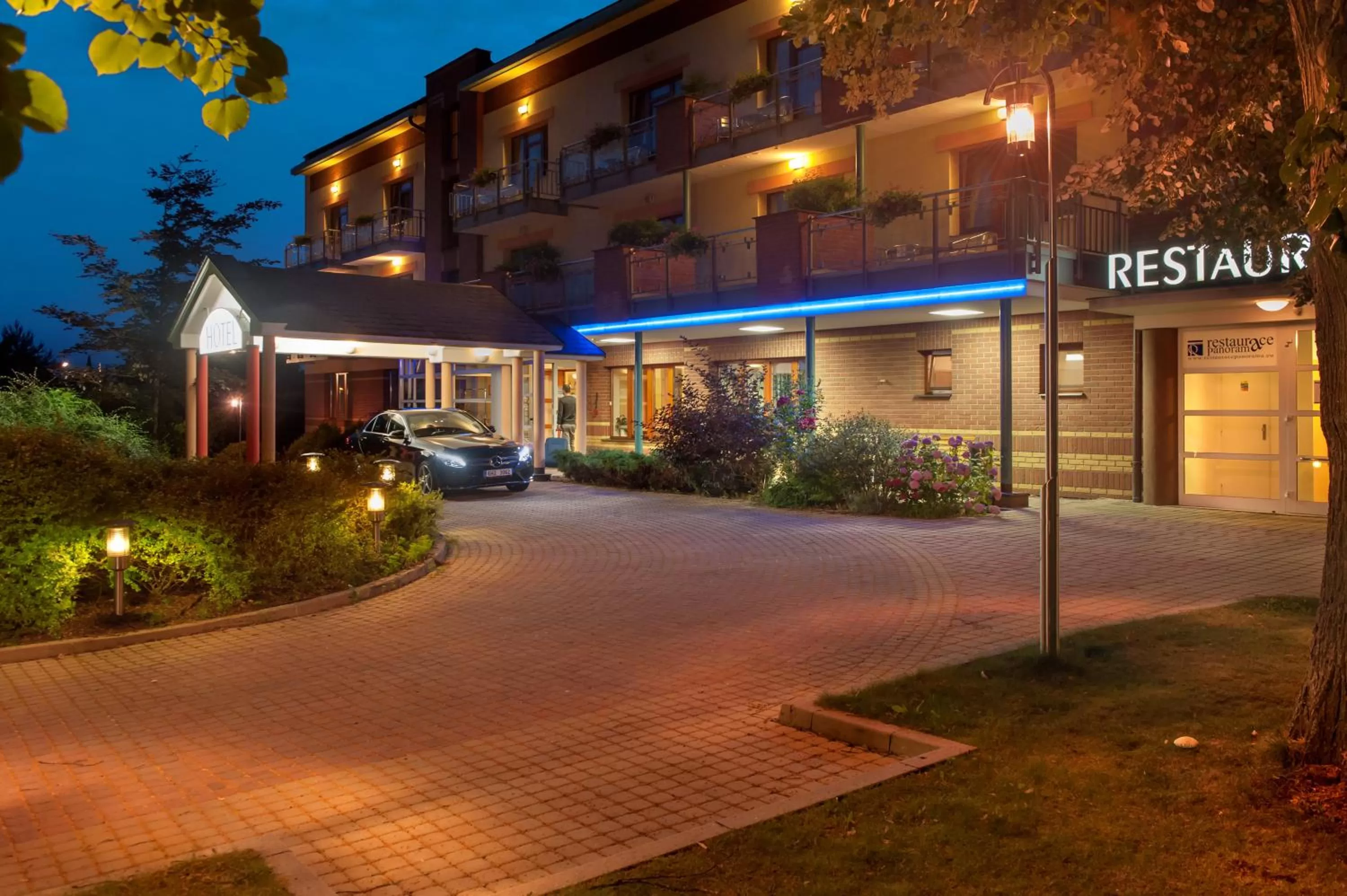 Facade/entrance in April hotel Panorama