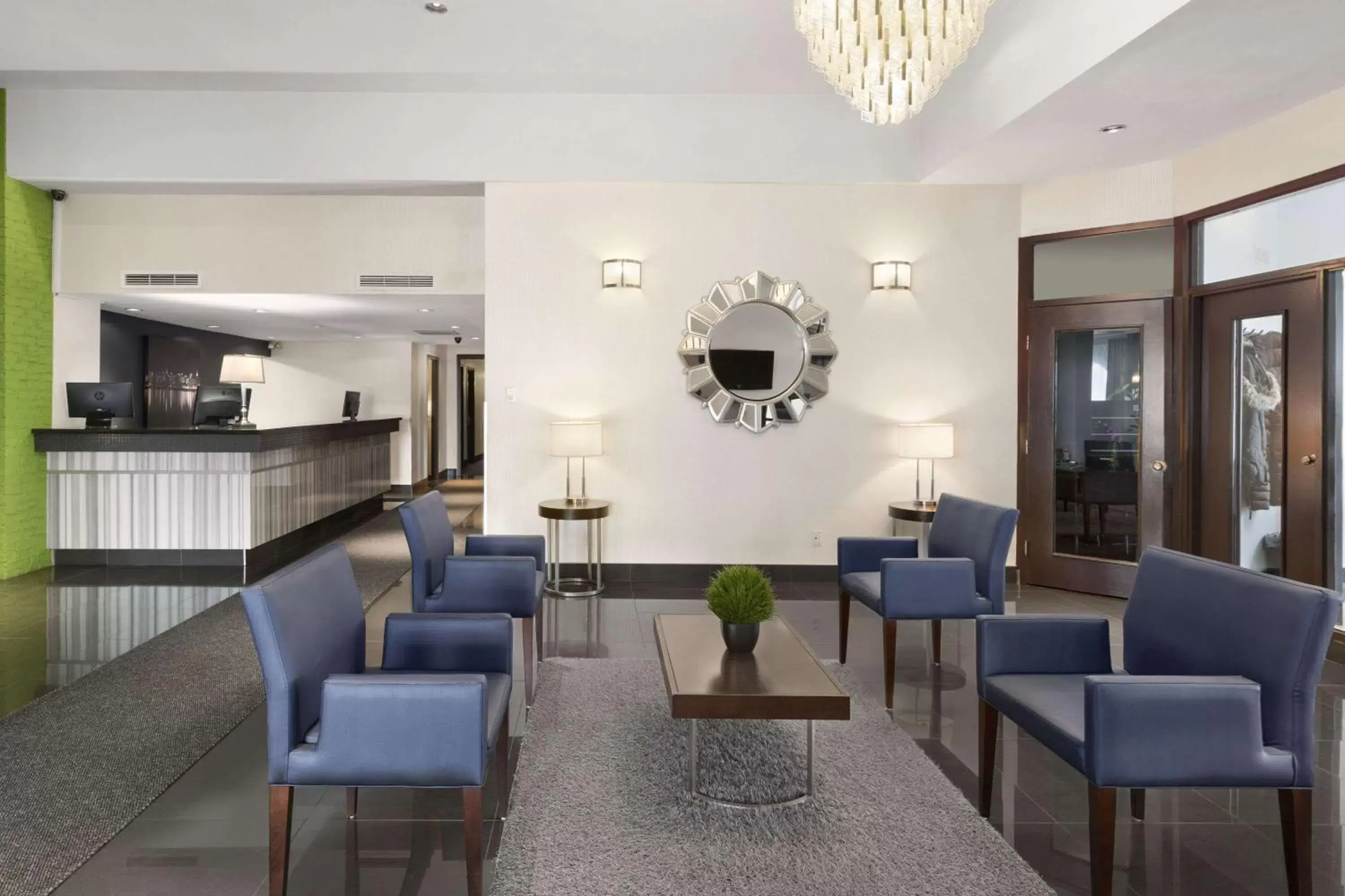Lobby or reception, Lounge/Bar in Days Inn by Wyndham Montreal Airport Conference Centre