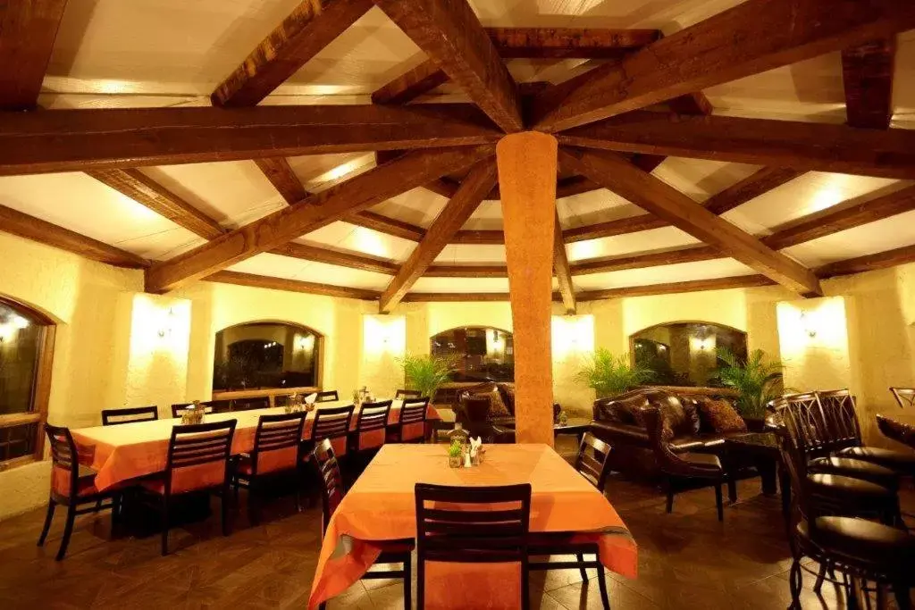 Staff, Restaurant/Places to Eat in Hotel Quinta Mision