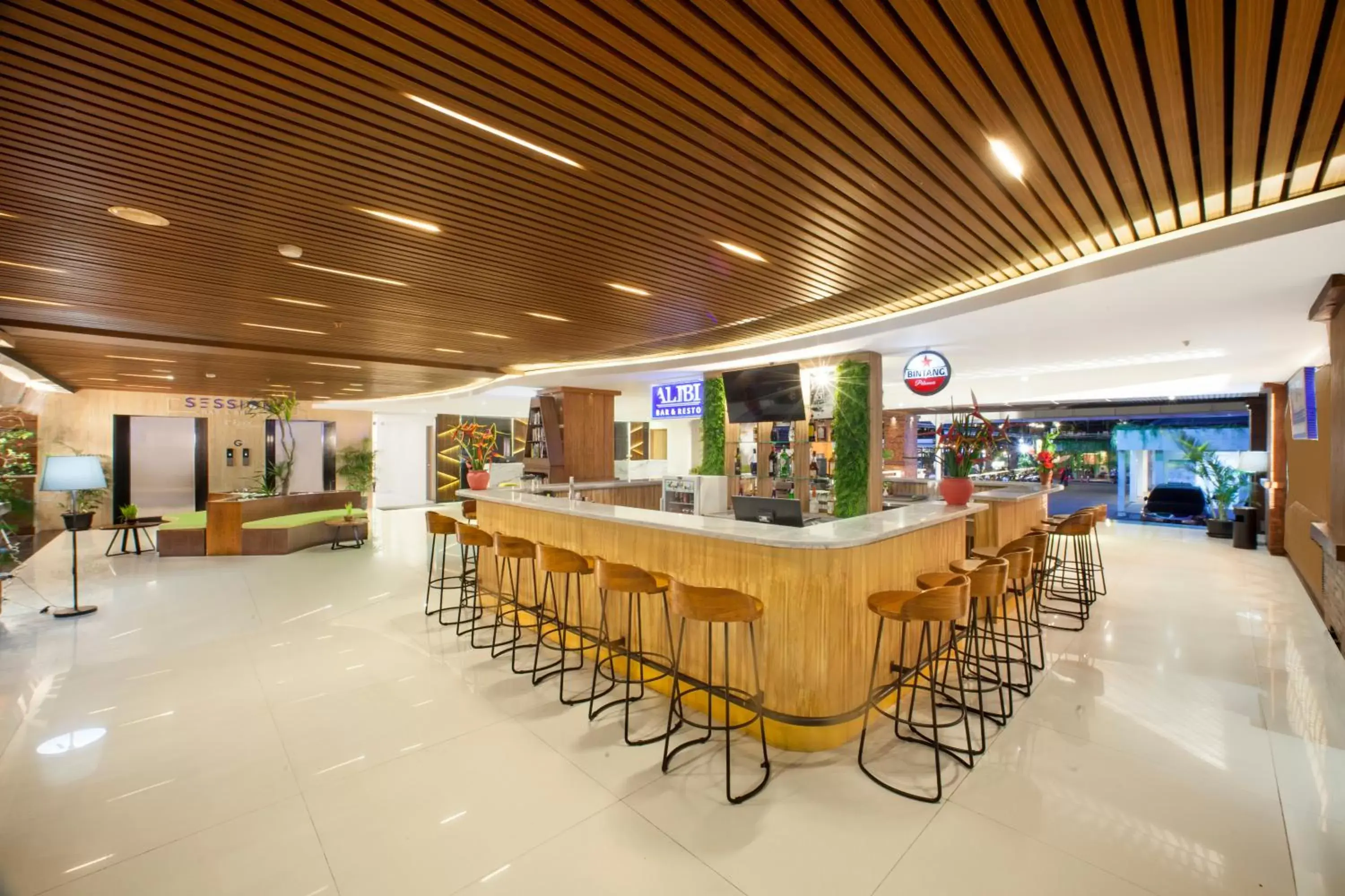 Lounge or bar, Restaurant/Places to Eat in New Garden View Resort - CHSE Certified