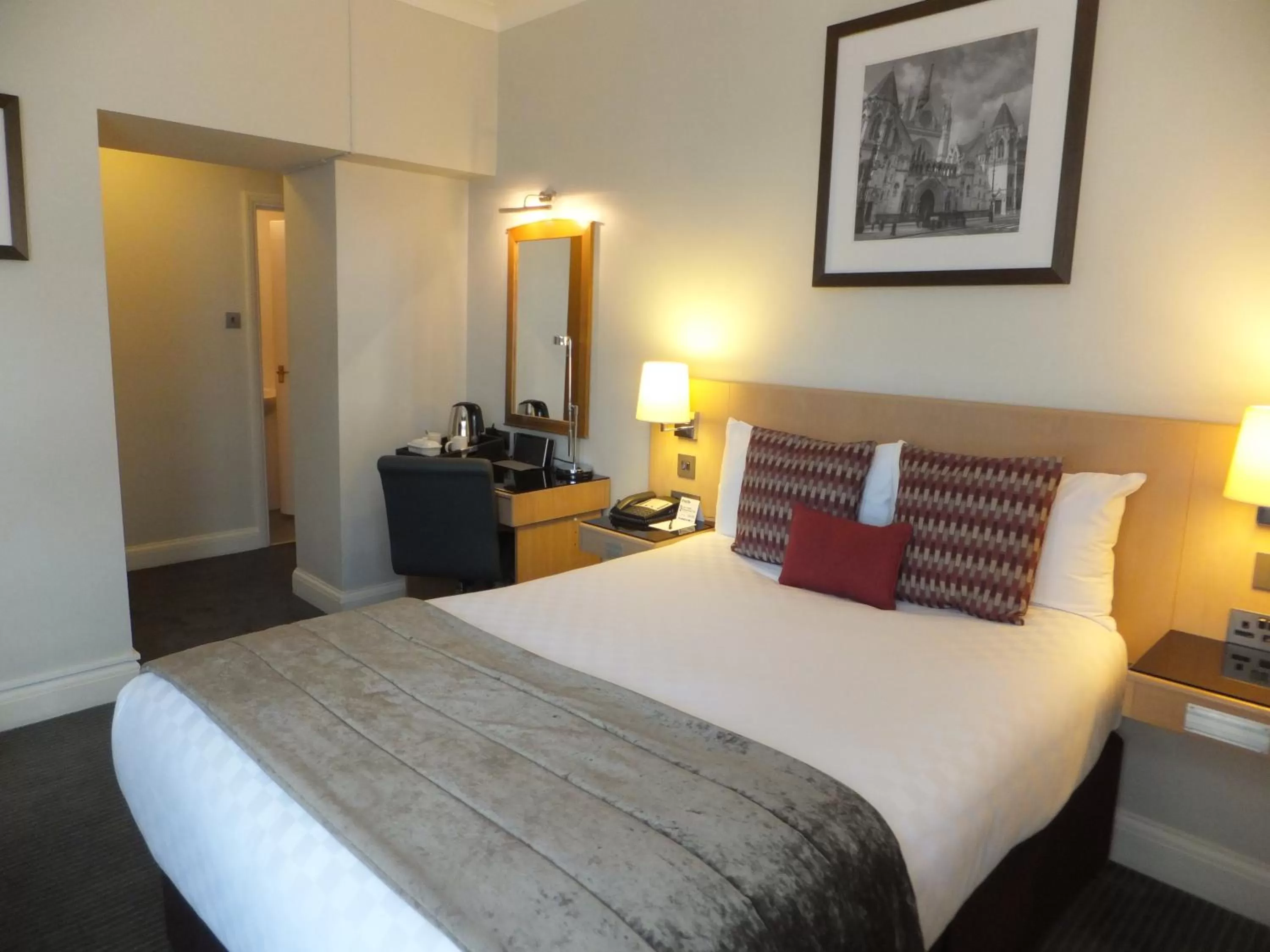 Bedroom, Bed in Thistle London Bloomsbury Park