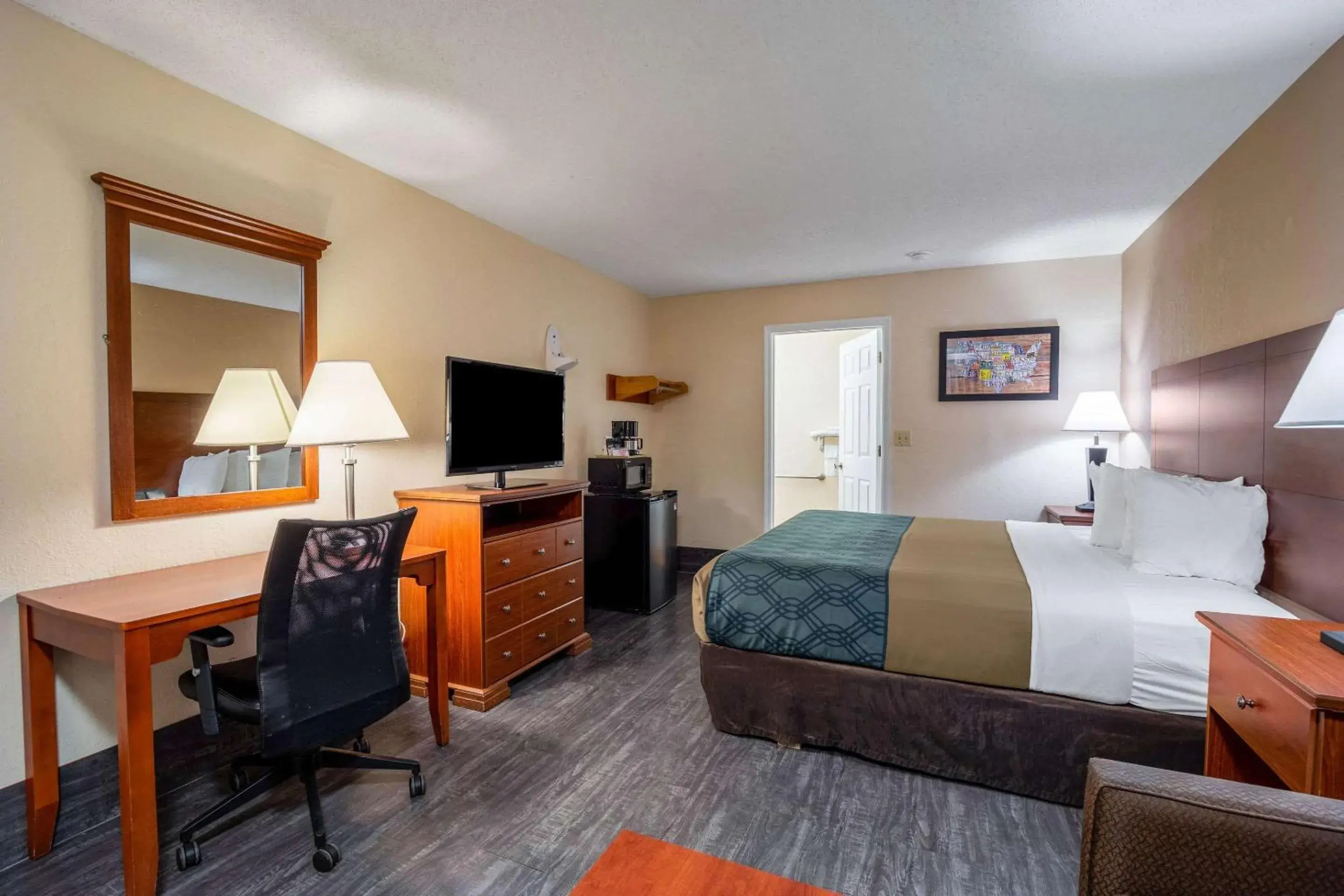Photo of the whole room, TV/Entertainment Center in Econo Lodge Inn & Suites Cayce