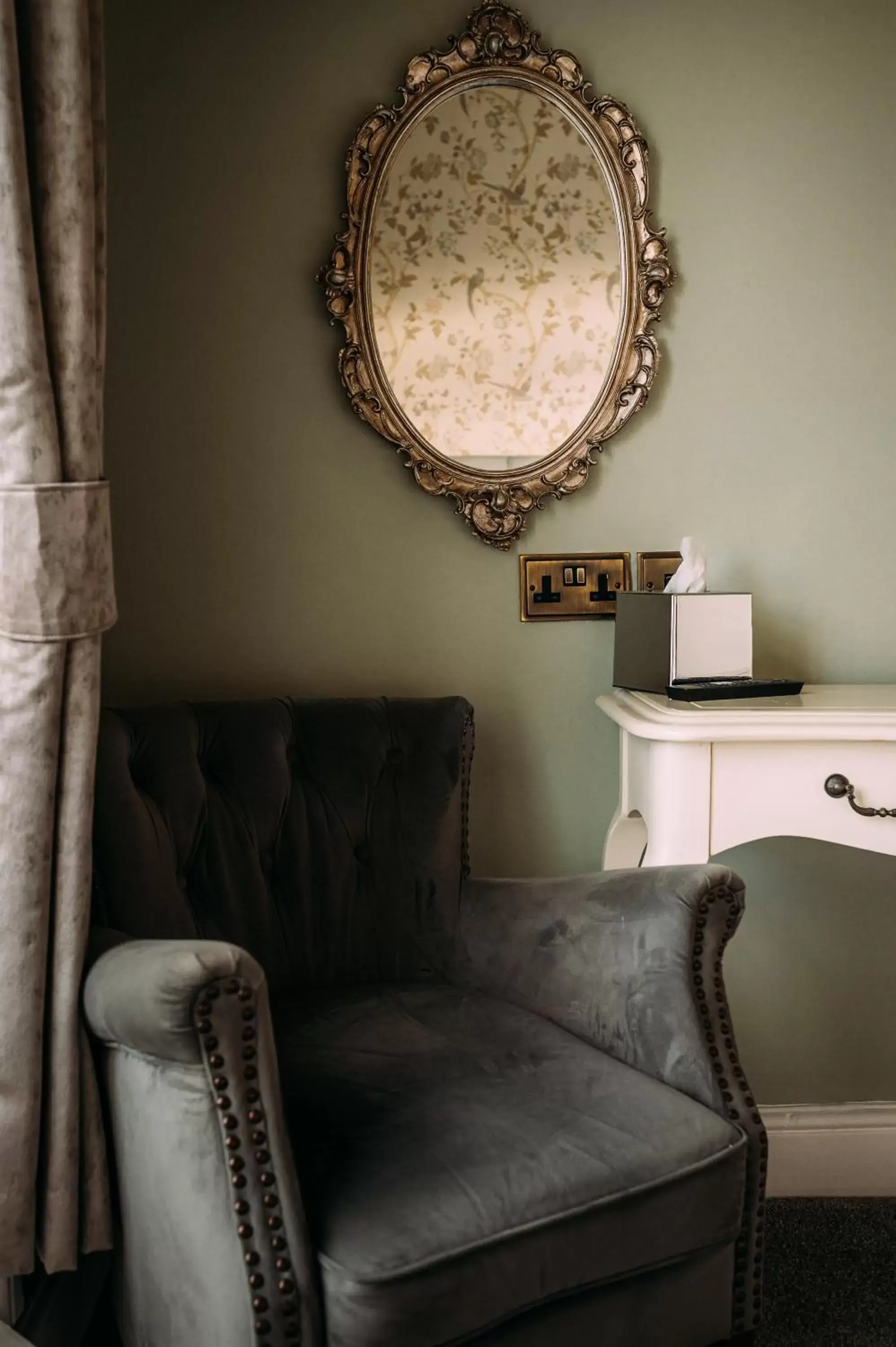 Bedroom, Seating Area in The Queens Hotel