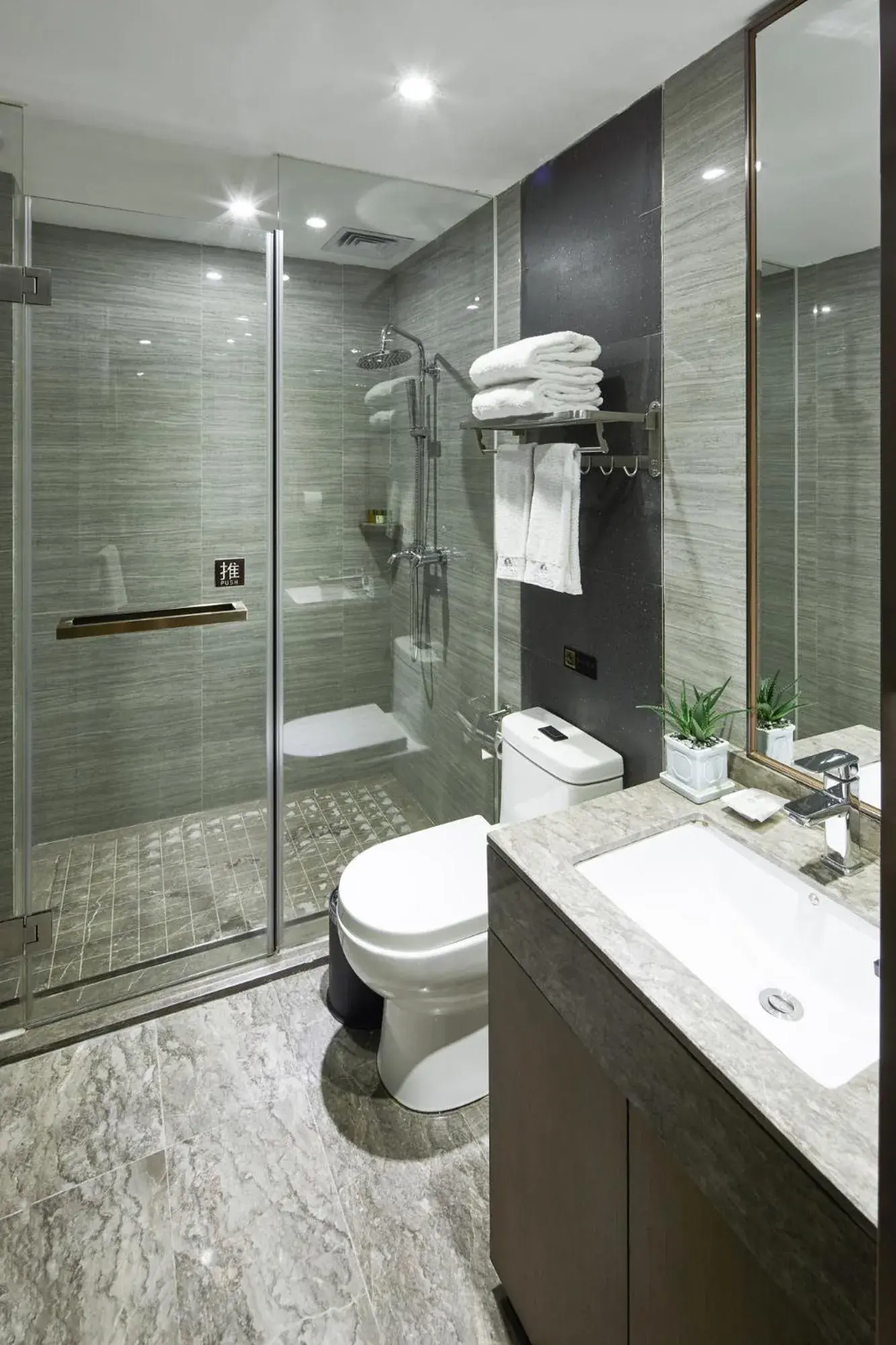 Shower, Bathroom in INSAIL Hotel (Shenzhen Dongmen Branch)