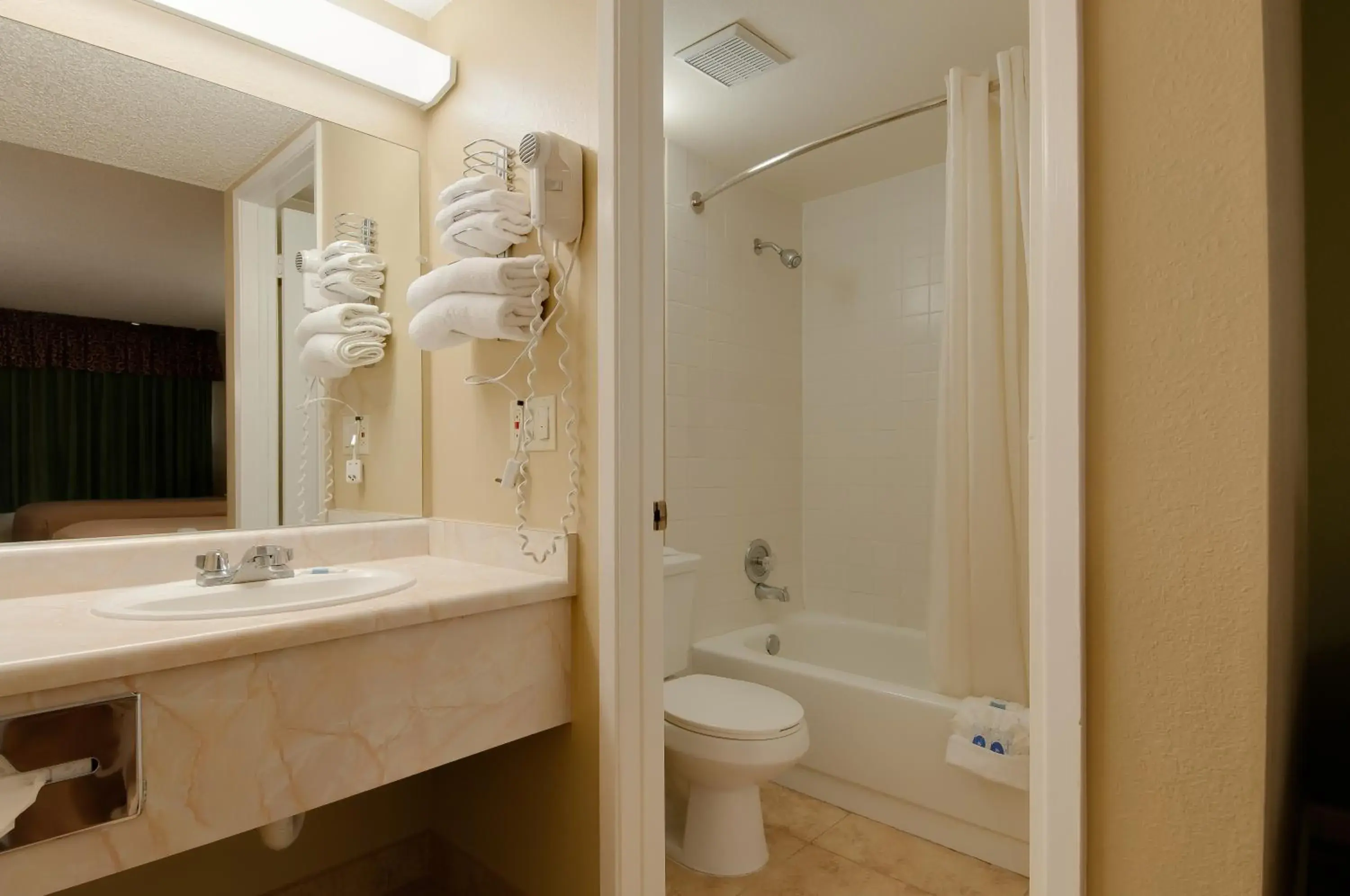 Bathroom in Vagabond Inn Bakersfield South