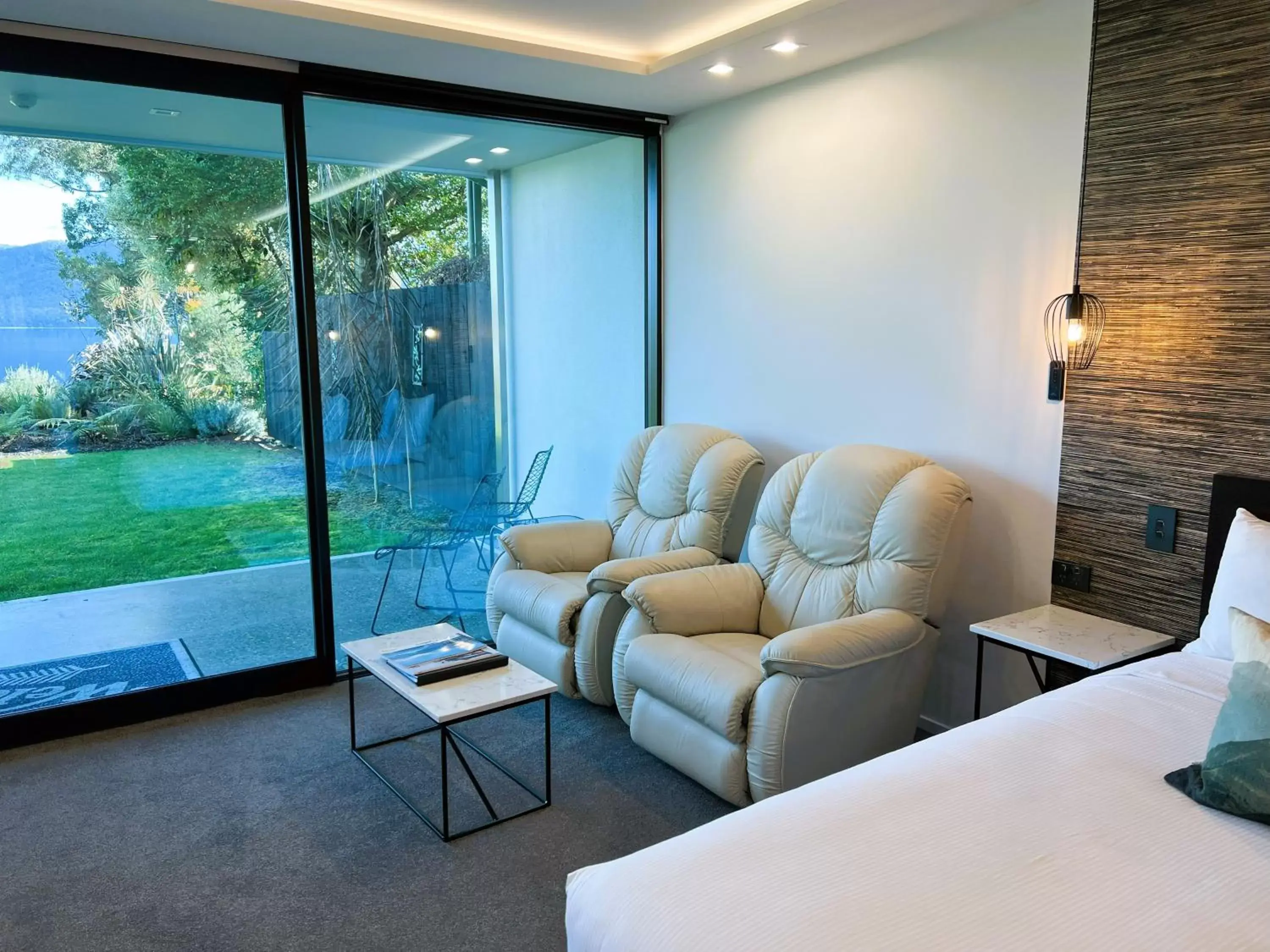 Living room, Seating Area in Fiordland Lakeview Motel and Apartments