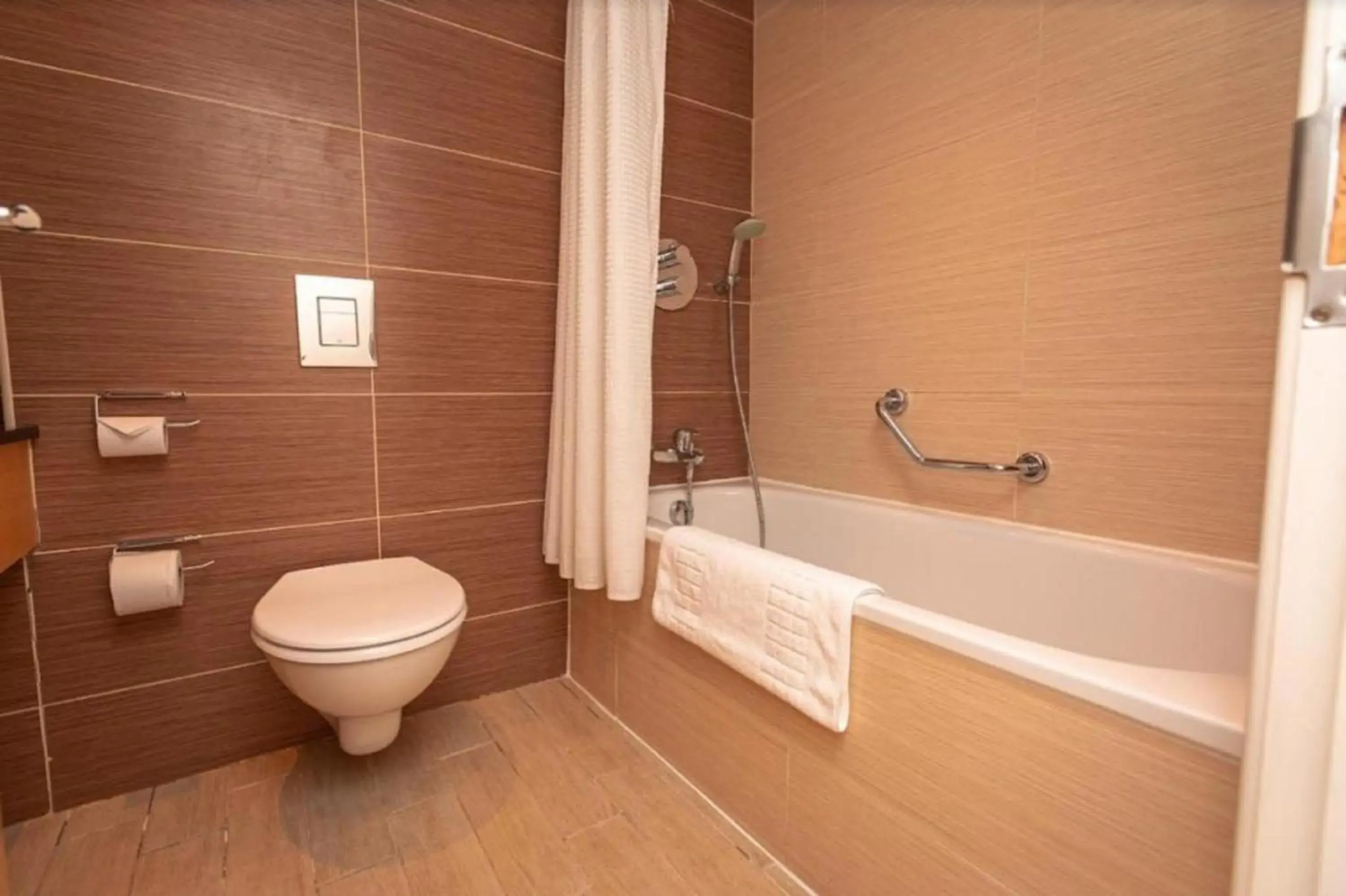 Photo of the whole room, Bathroom in Holiday Inn Darlington-A1 Scotch Corner, an IHG Hotel