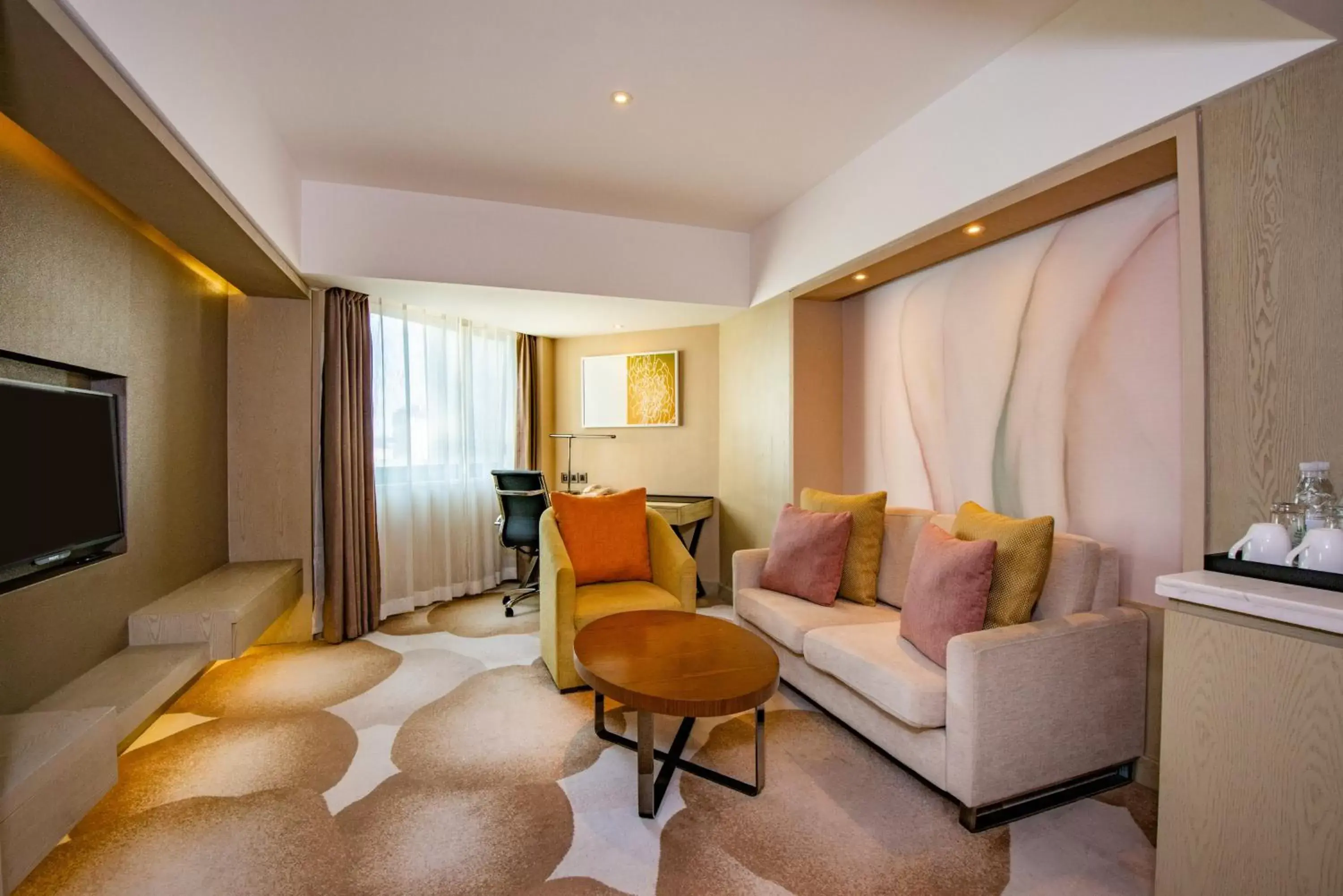 Bedroom, Seating Area in Holiday Inn Kunming City Centre, an IHG Hotel