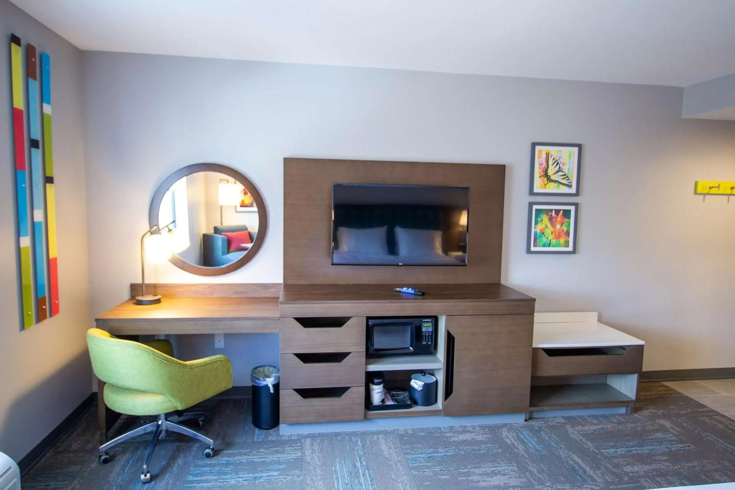 Bedroom, TV/Entertainment Center in Hampton Inn North Attleboro, Ma