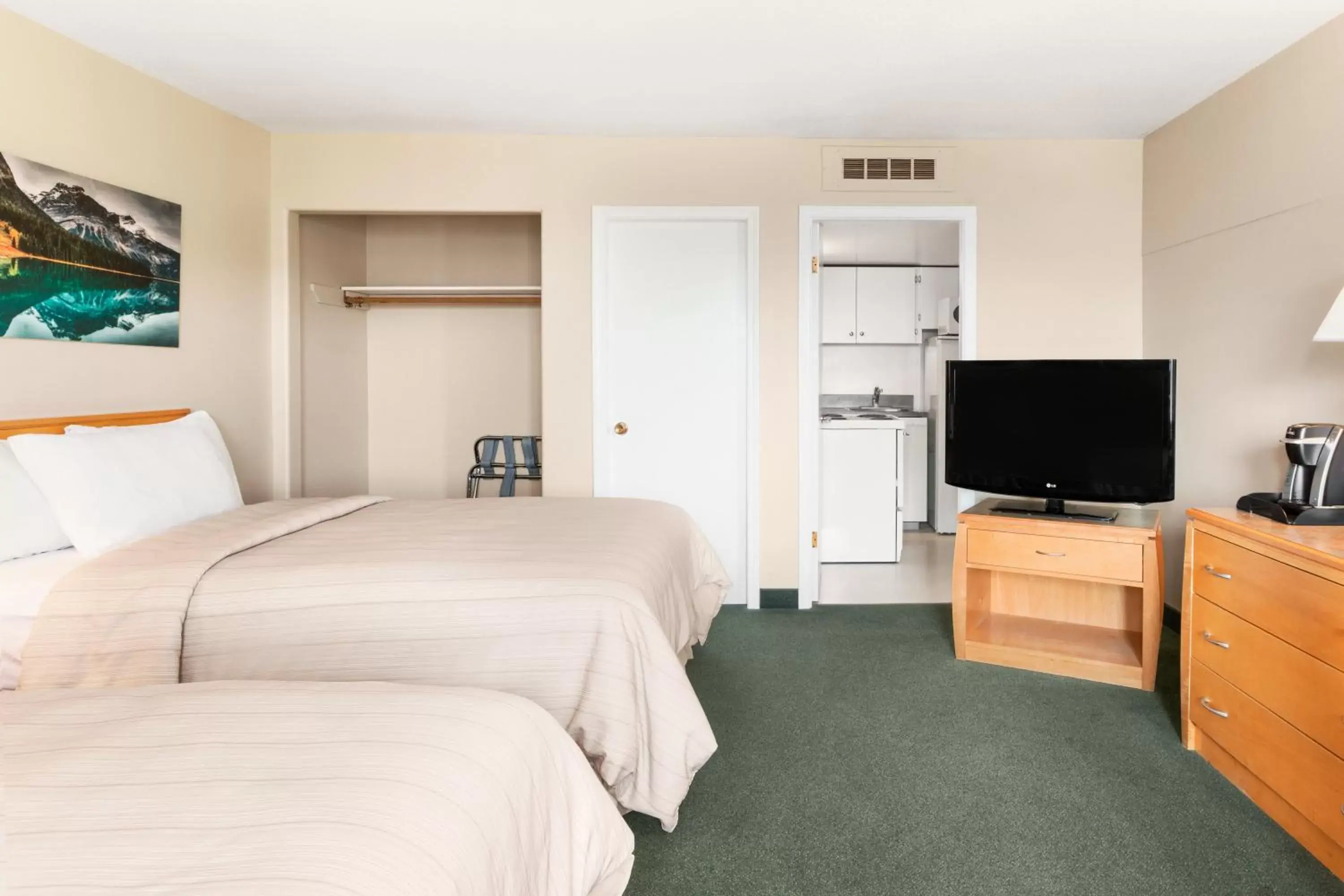 Kitchen or kitchenette, Bed in Days Inn by Wyndham Golden