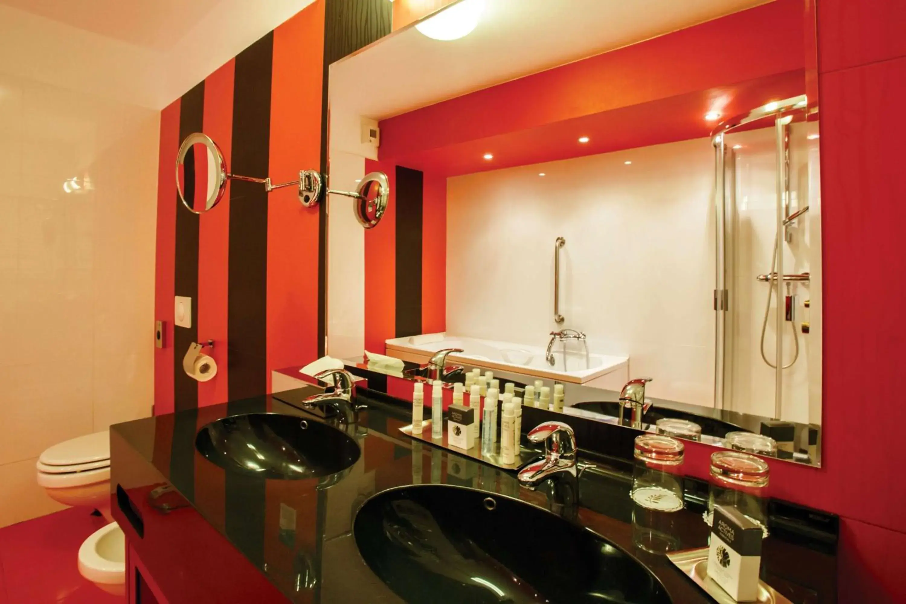 Bathroom in DoubleTree by Hilton Hotel Sighisoara - Cavaler Bathroom in DoubleTree by Hilton Hotel Sighisoara - Cavaler