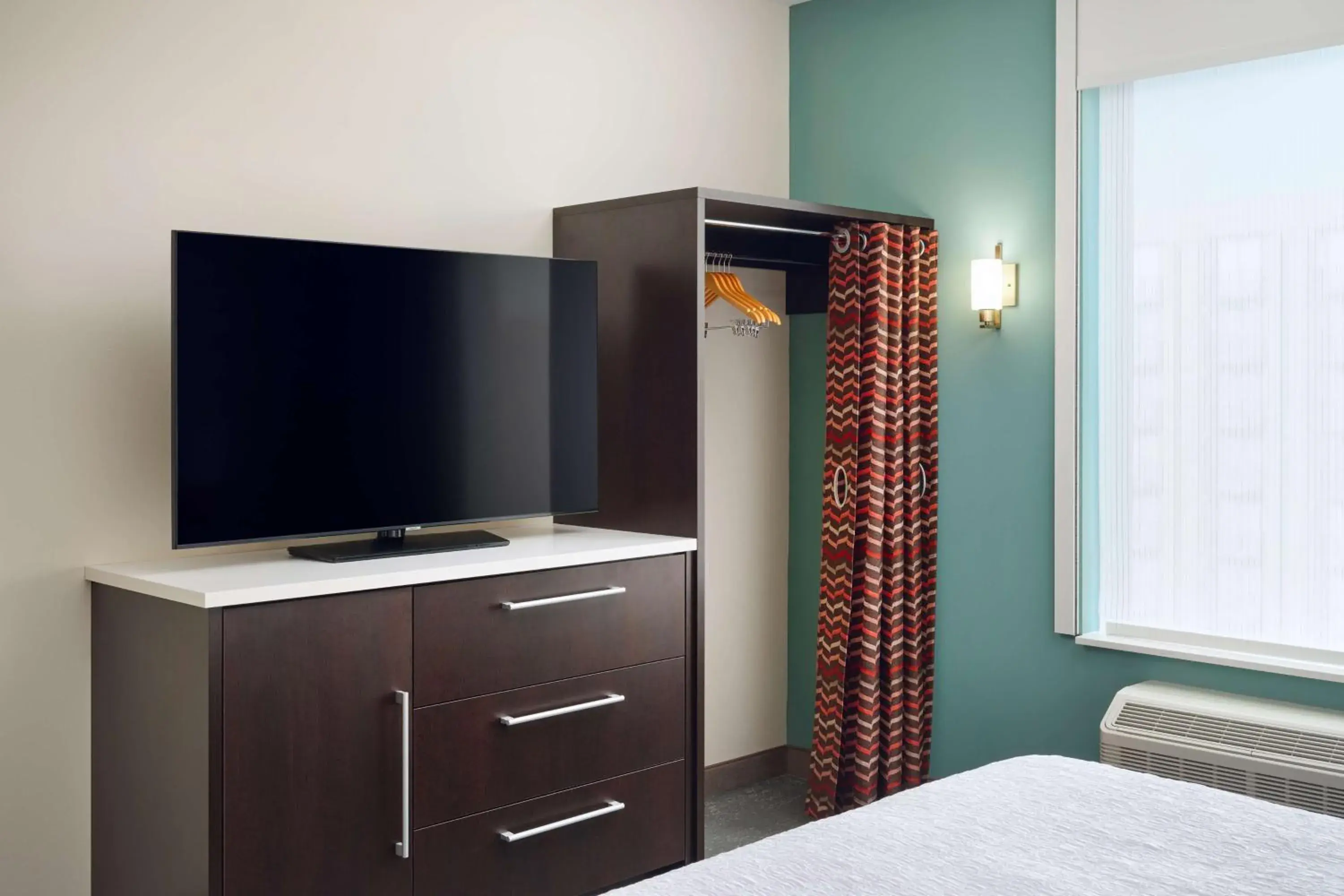 Bedroom, TV/Entertainment Center in Home2 Suites By Hilton Richmond Glenside