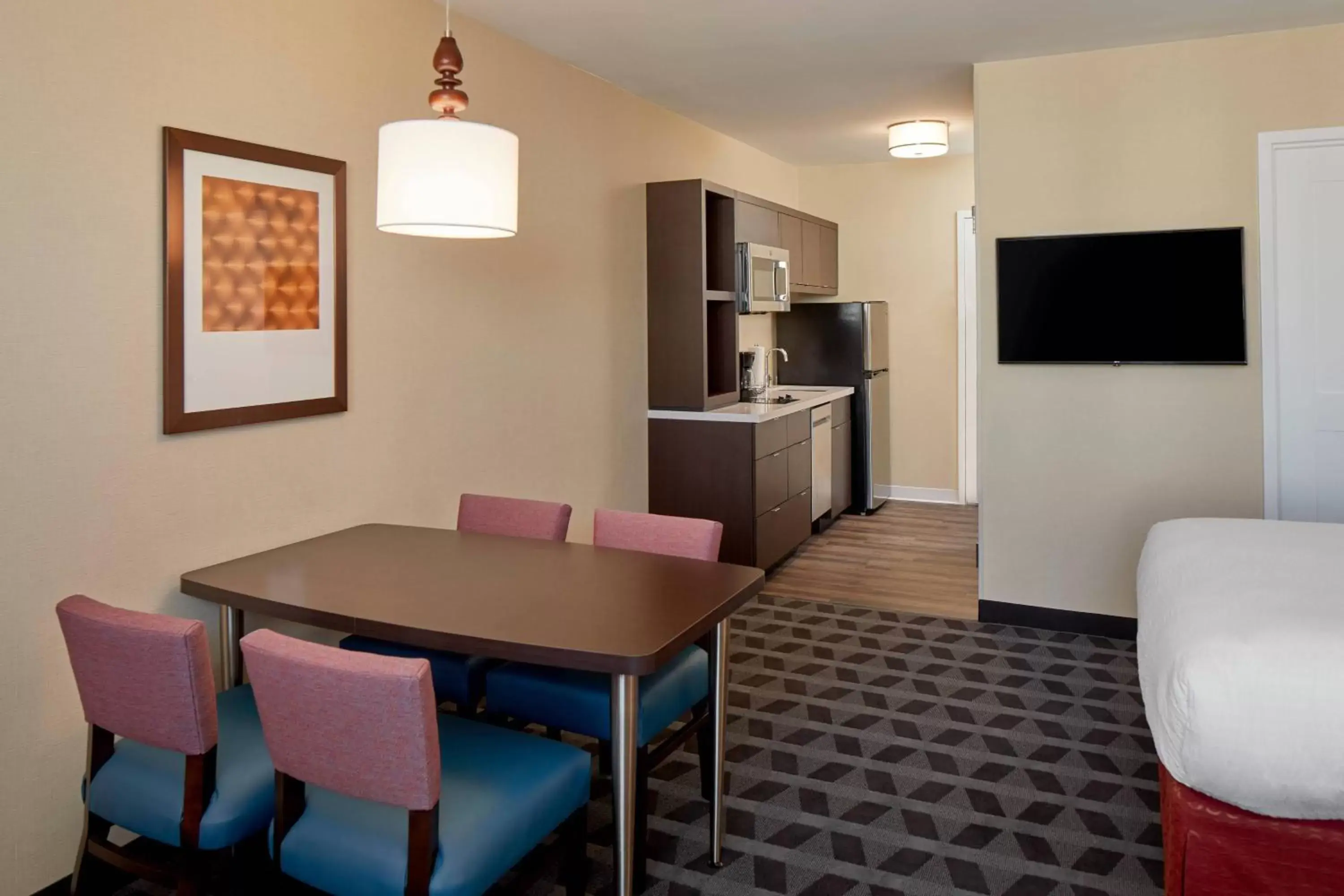 Photo of the whole room, Dining Area in TownePlace Suites by Marriott Columbus North - OSU