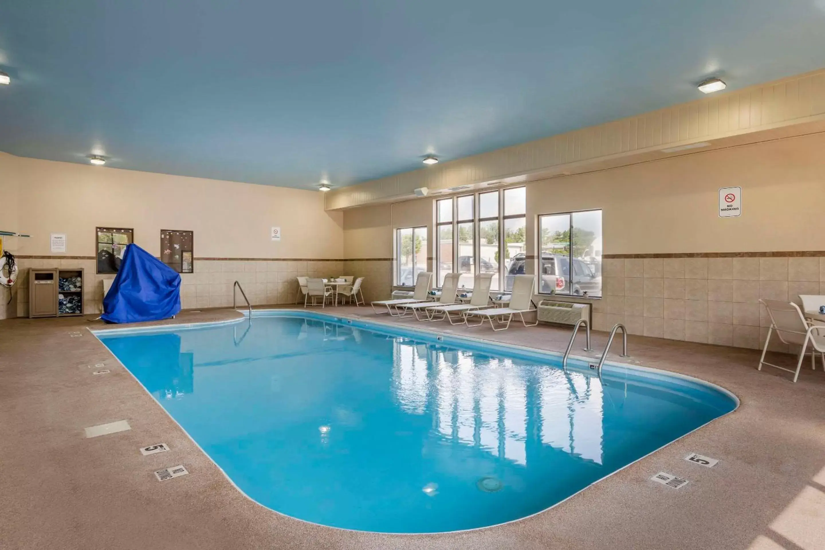 Swimming Pool in Quality Inn & Suites Delaware