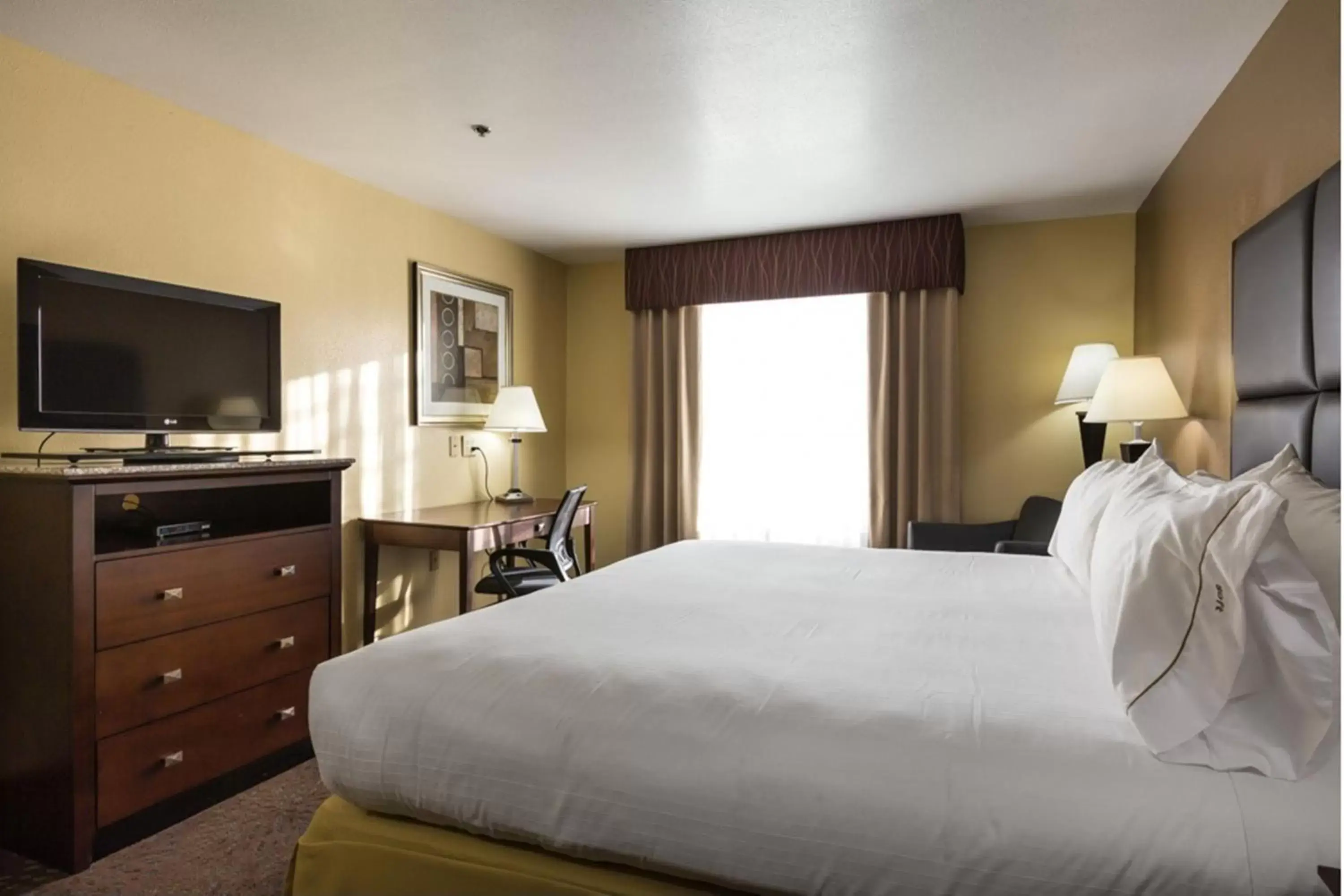 Photo of the whole room, Bed in Holiday Inn Express Hotel & Suites Hinesville, an IHG Hotel