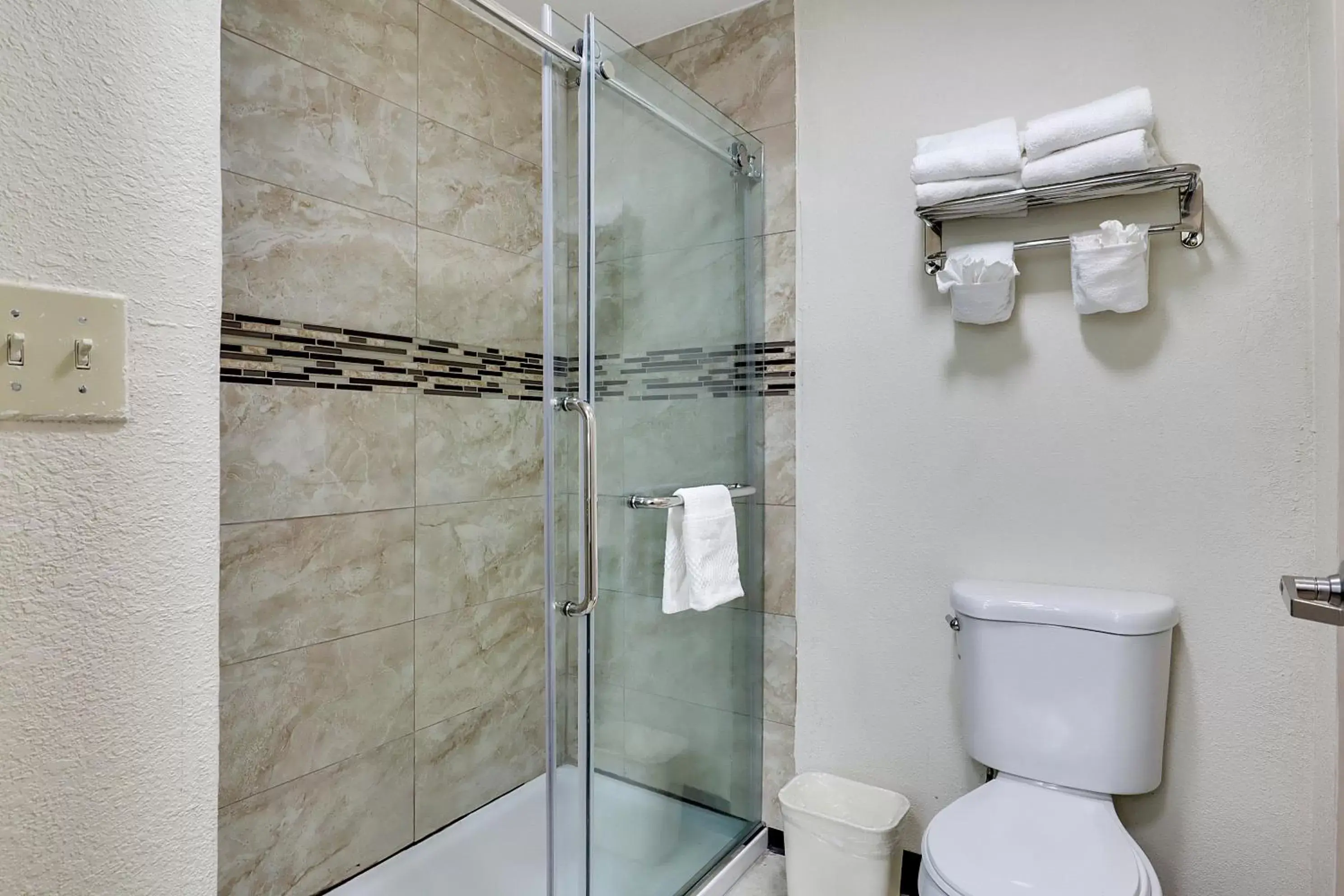 Shower, Bathroom in Quality Suites Albuquerque Airport