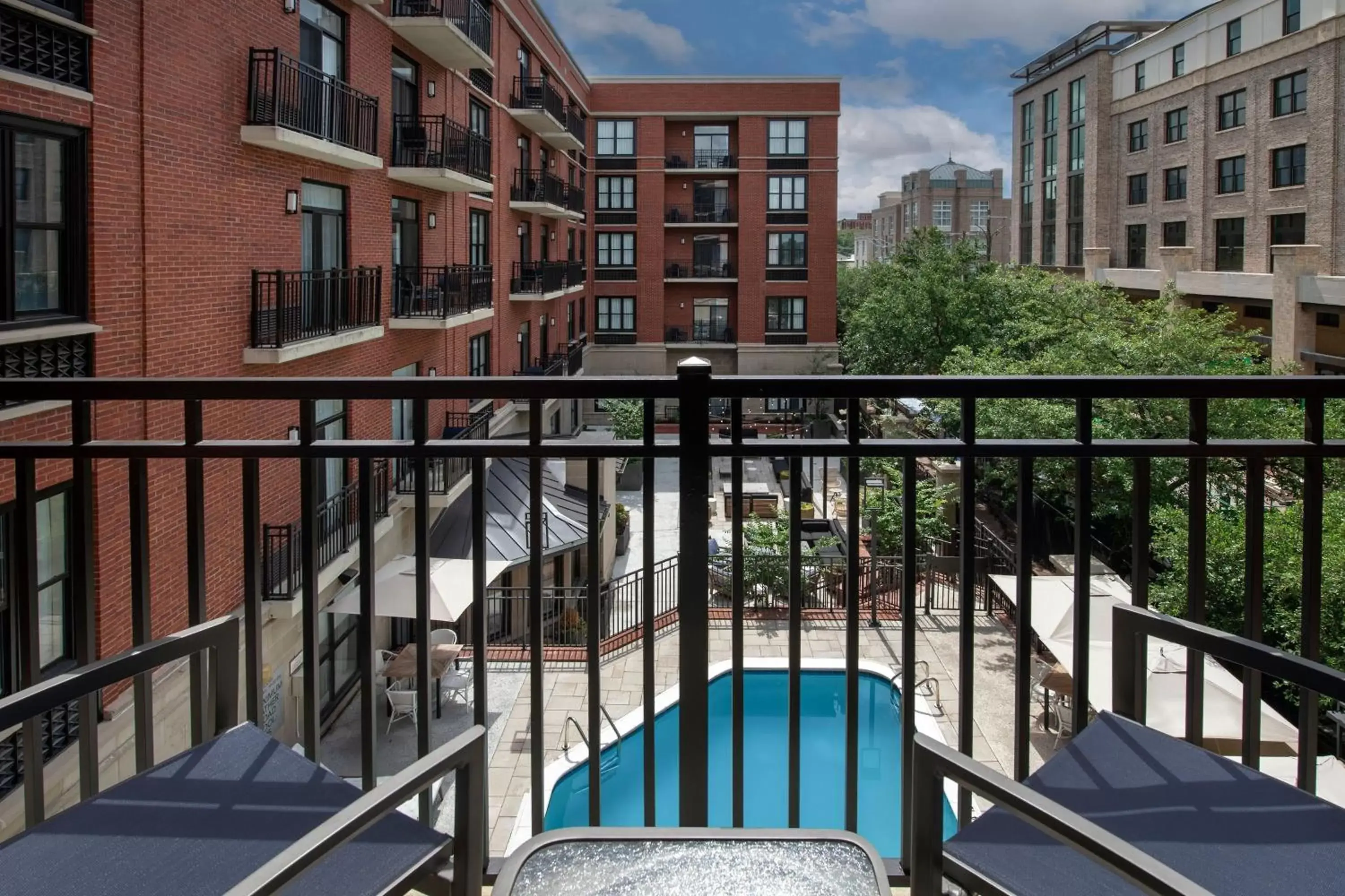 Photo of the whole room, Pool View in Courtyard by Marriott Savannah Downtown - Historic District