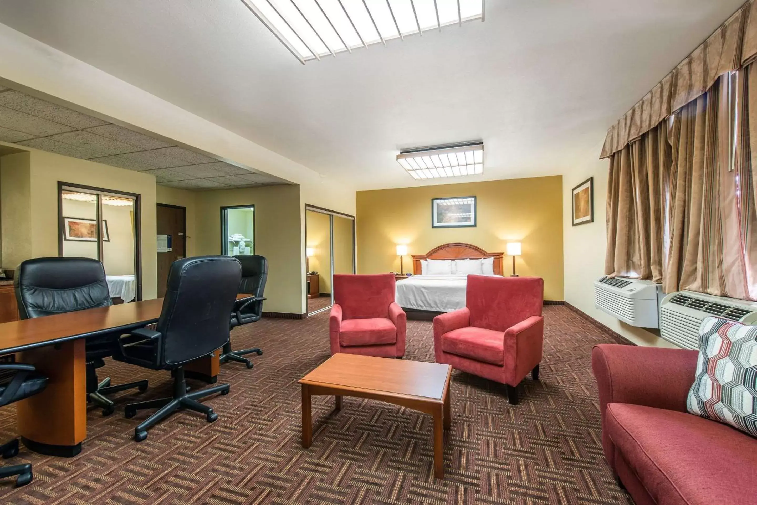 Photo of the whole room, Seating Area in Quality Inn South Colorado Springs