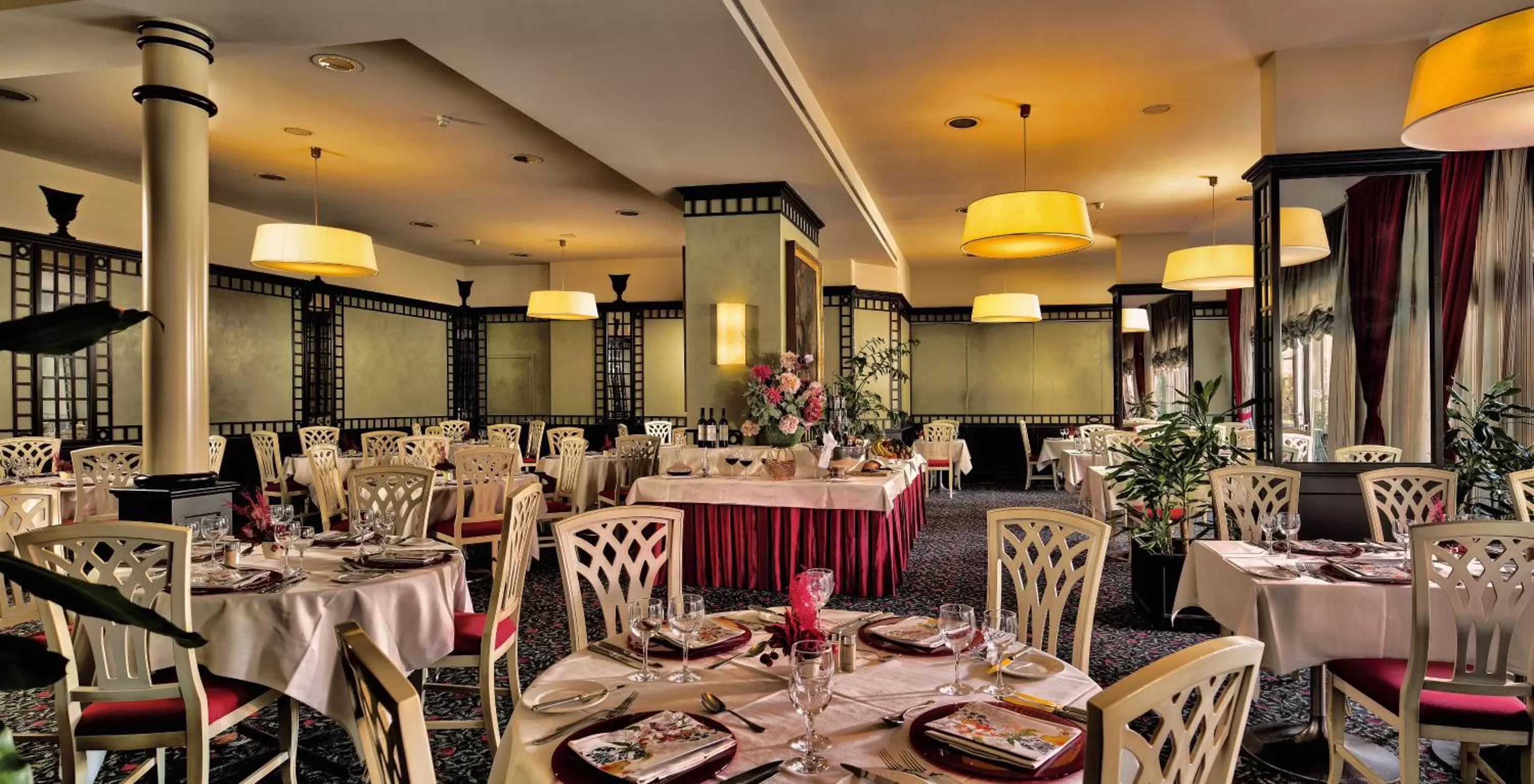 Restaurant/places to eat in Hotel De La Paix