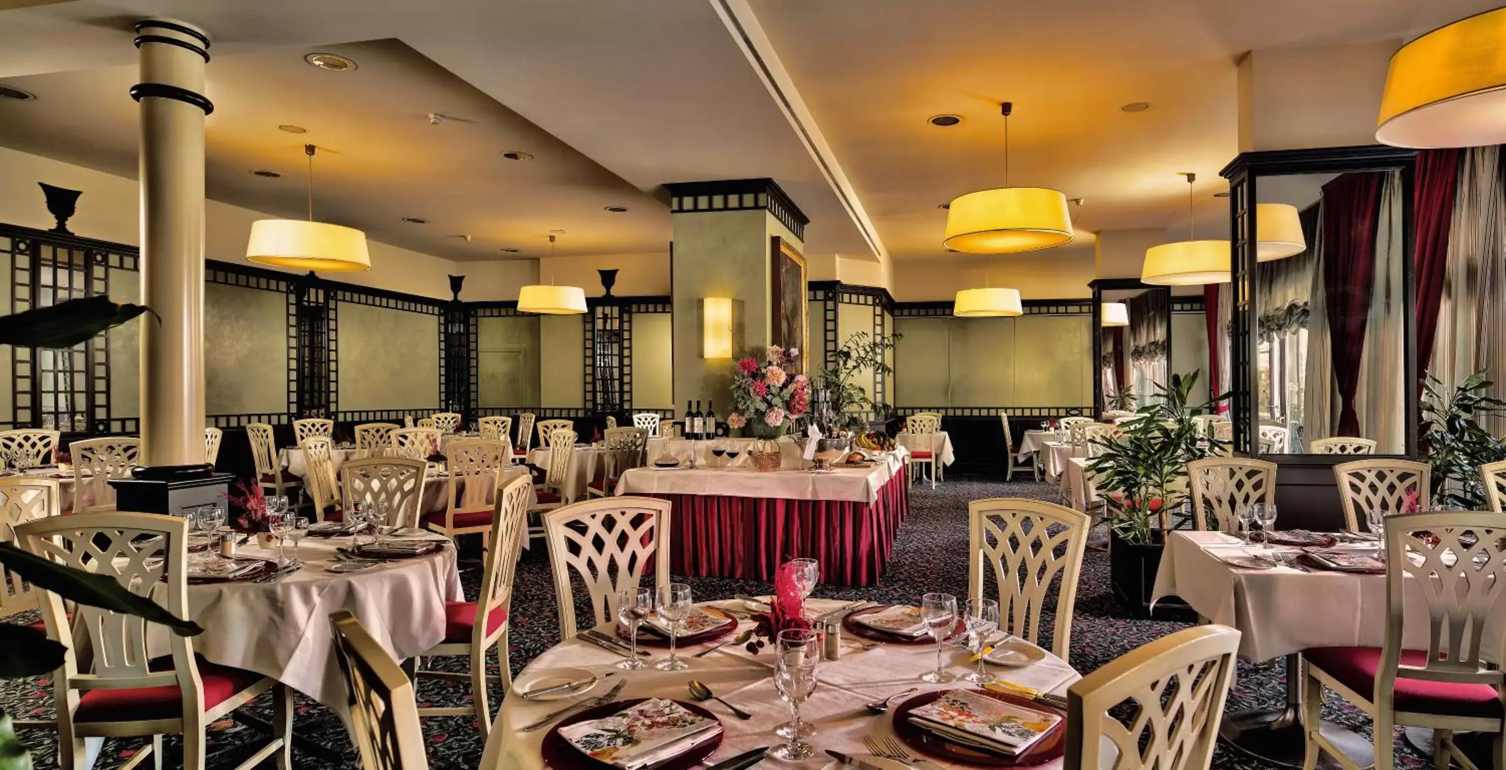 Restaurant/Places to Eat in Hotel De La Paix