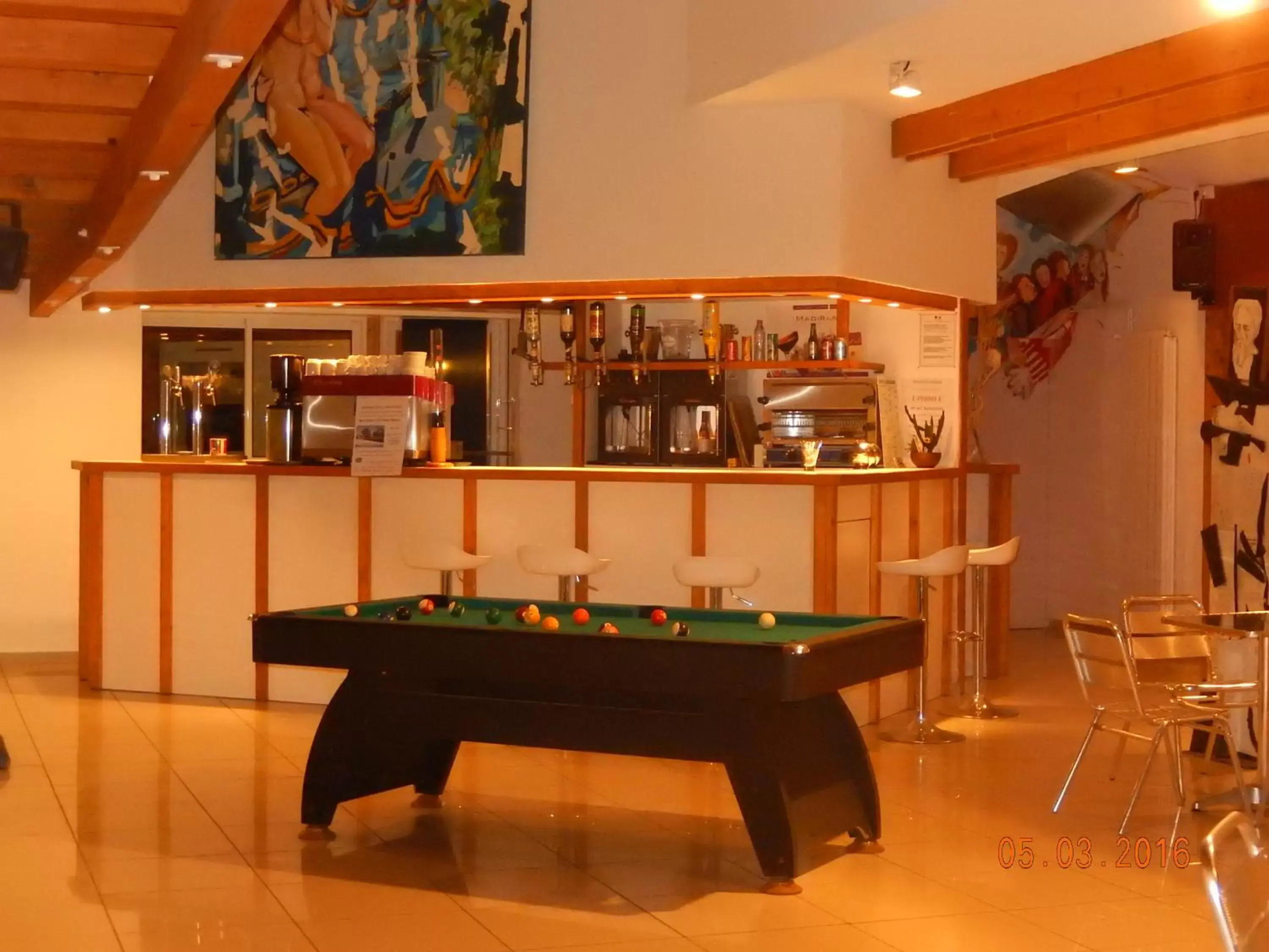 Lounge or bar, Billiards in Hôtel Eco Logis
