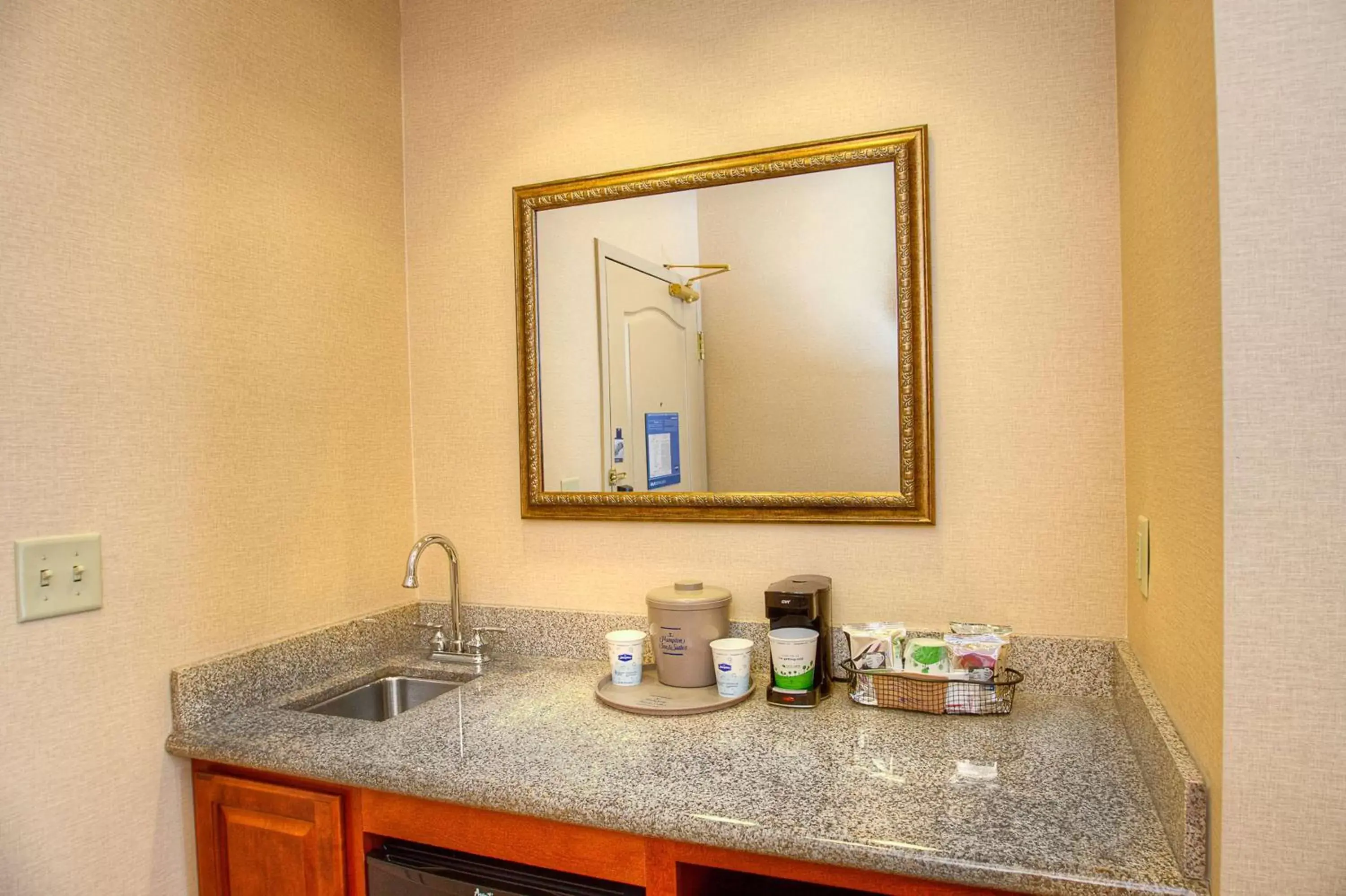 Kitchen or kitchenette, Kitchen/Kitchenette in Hampton Inn & Suites Mountain Home