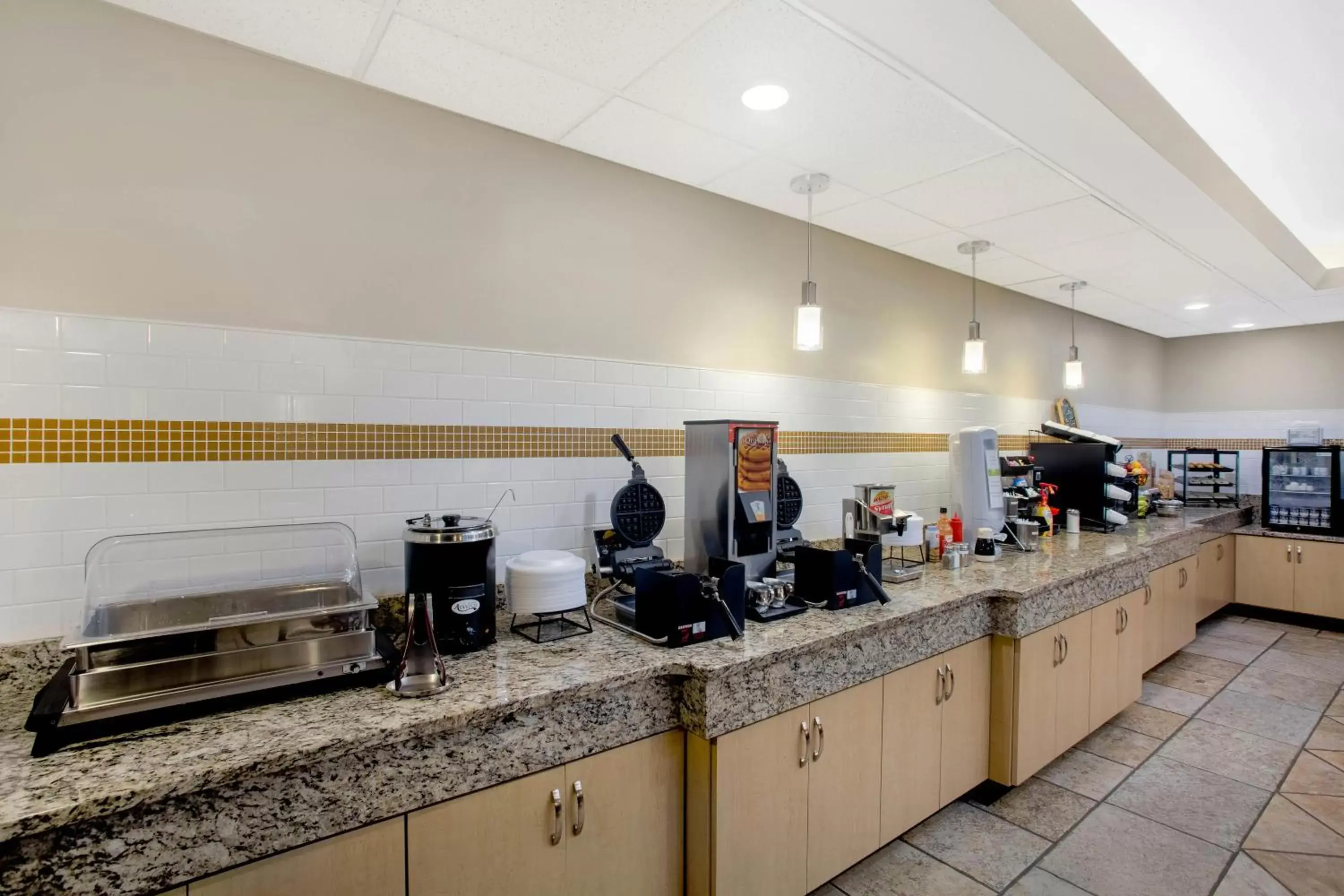 Breakfast, Kitchen/Kitchenette in La Quinta by Wyndham Springfield South