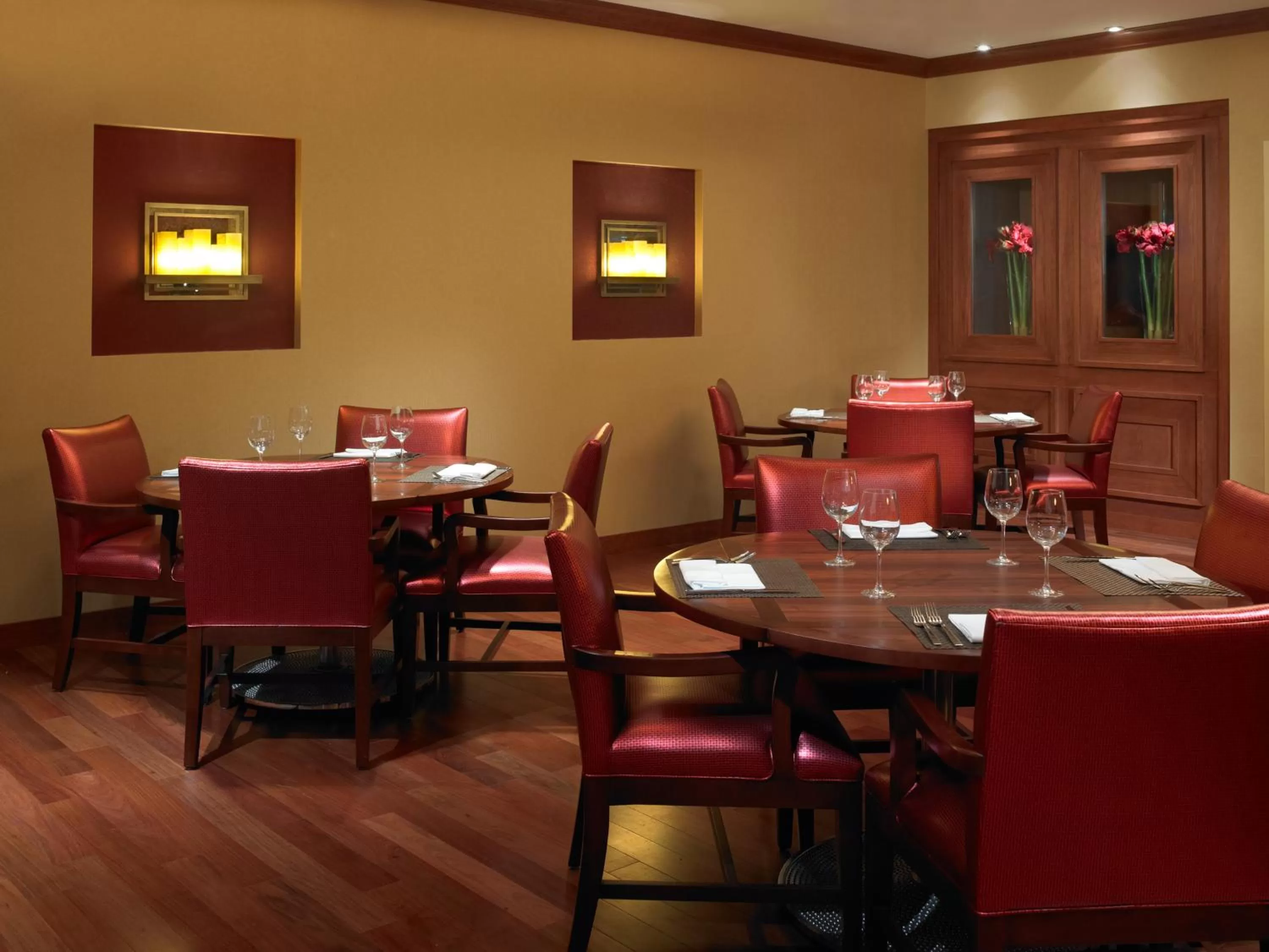 Restaurant/places to eat in Wyndham Cleveland Airport