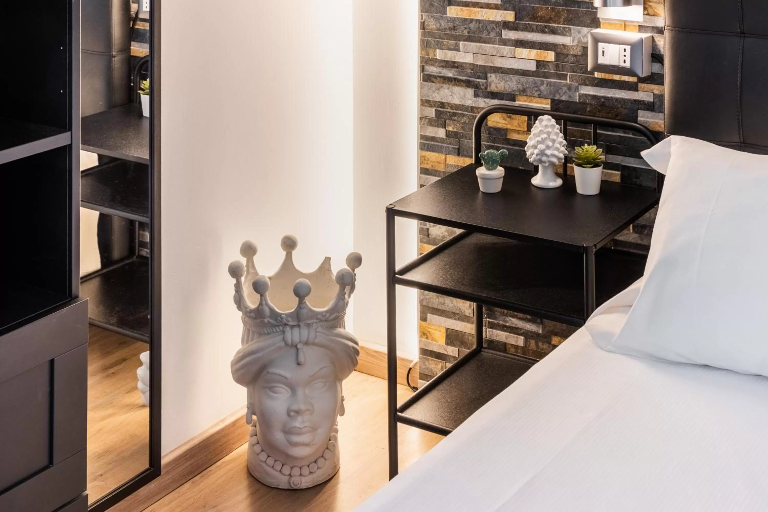 Decorative detail, Bed in Pantanello Rooms Avola