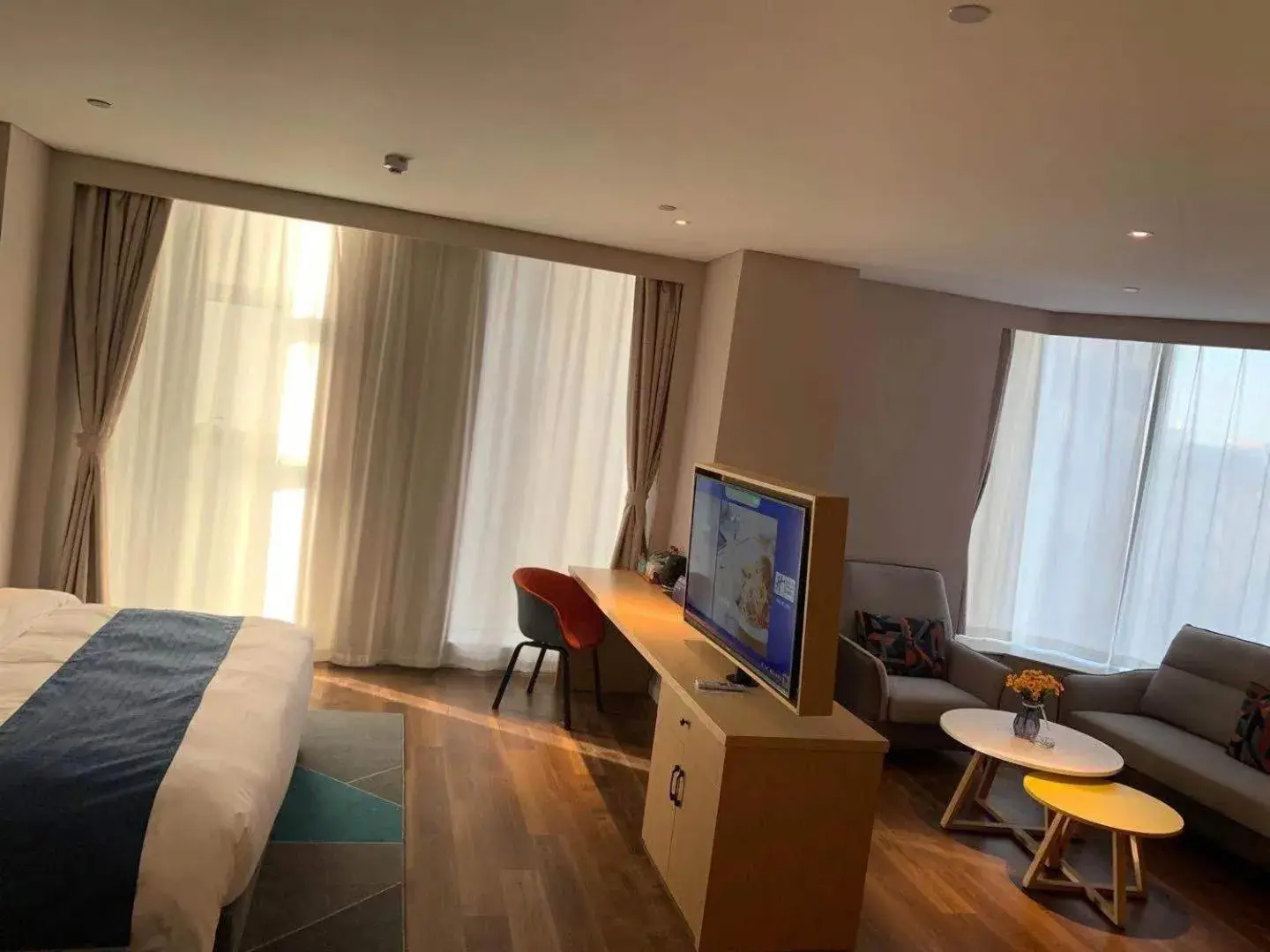 Photo of the whole room, TV/Entertainment Center in Holiday Inn Express Linyi West, an IHG Hotel