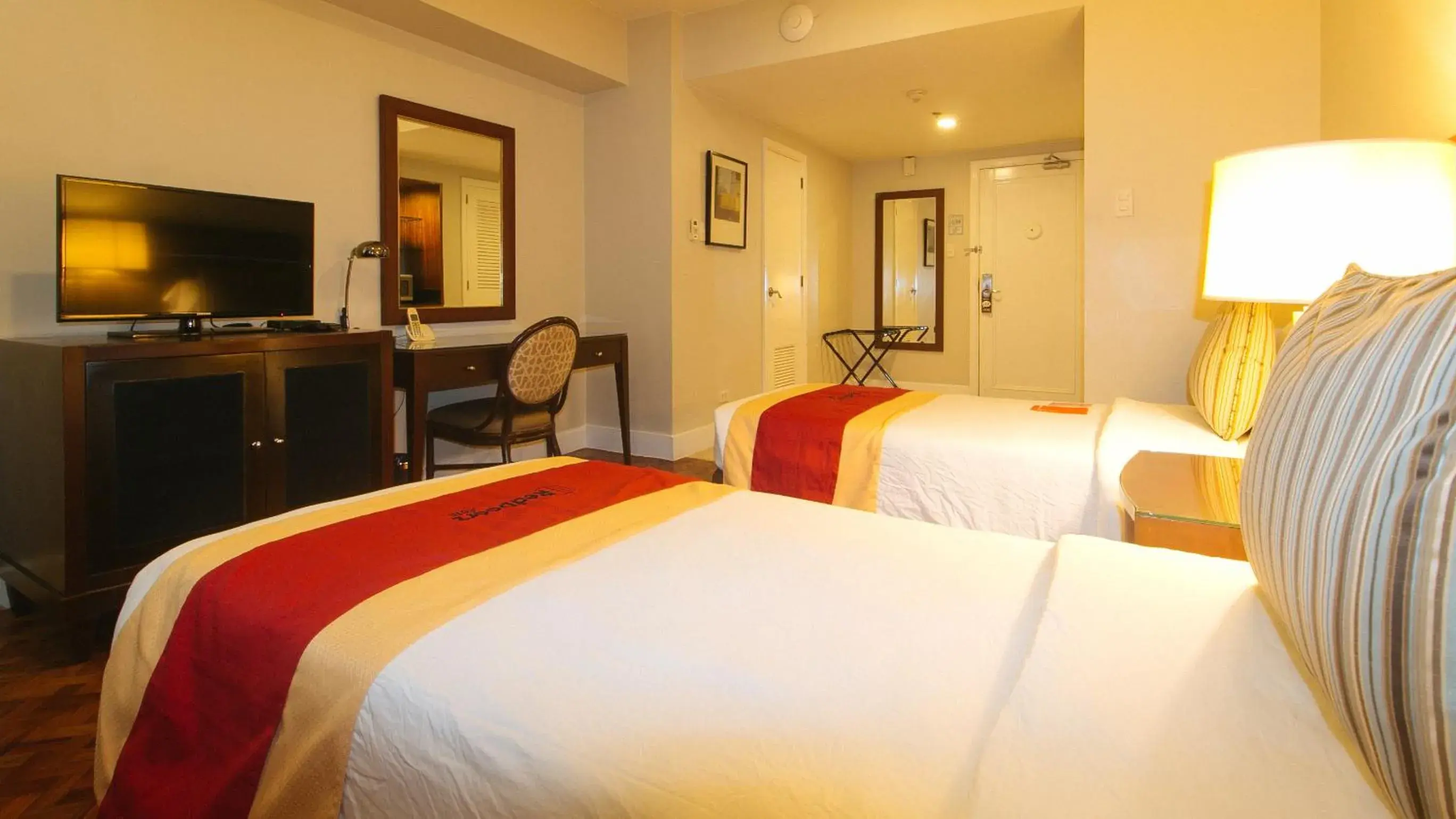 Bed in RedDoorz Premium @ The Residences Olympia Makati