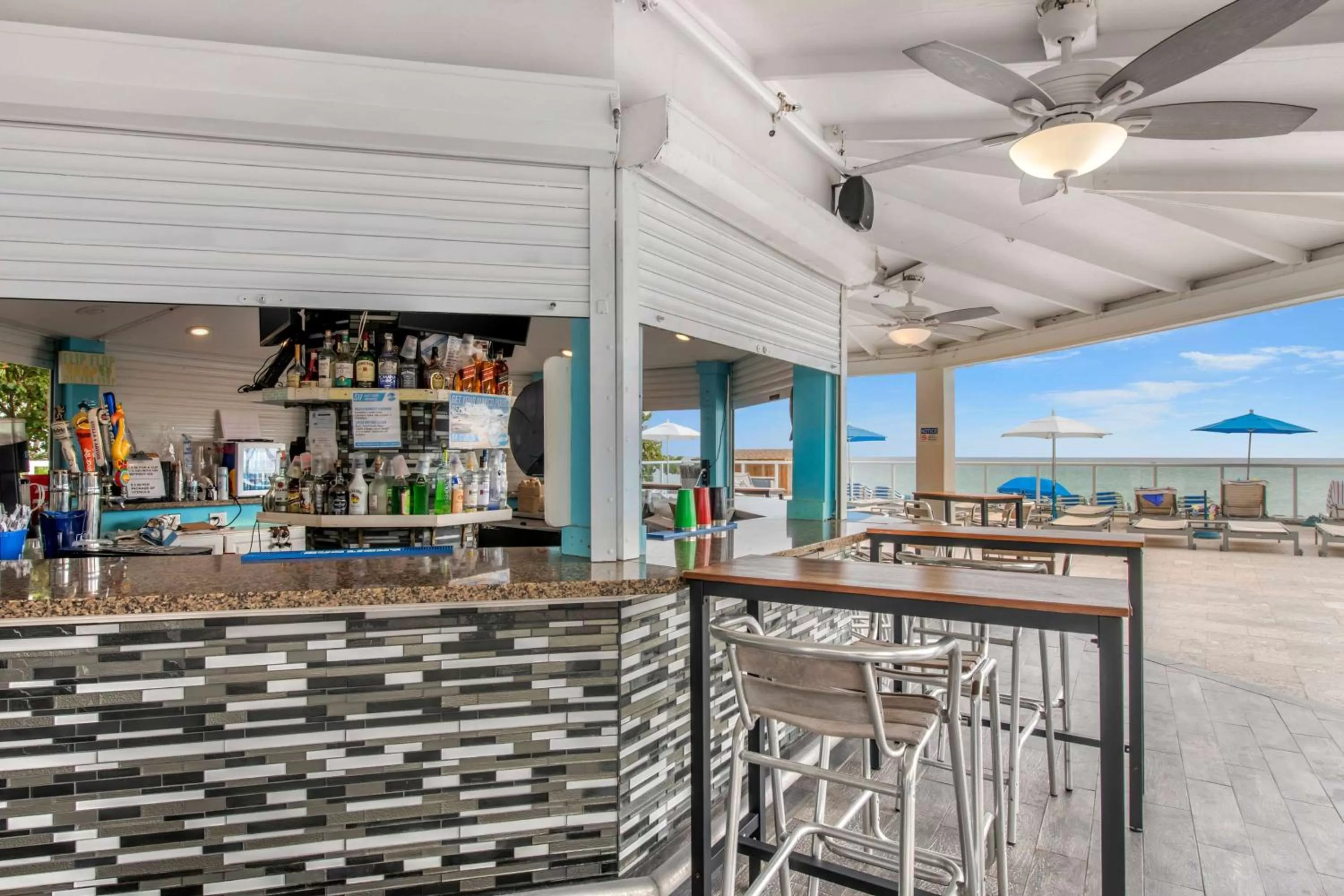 Lounge or bar in Ramada Plaza by Wyndham Marco Polo Beach Resort