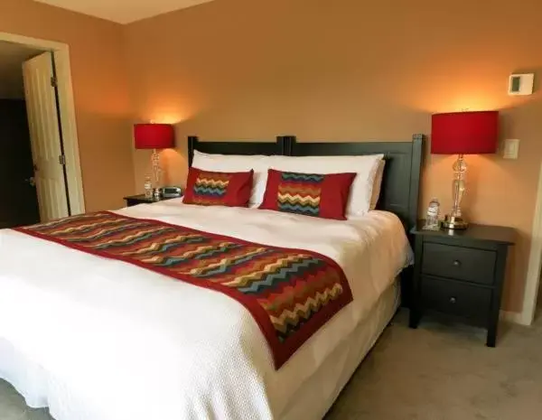 Bedroom, Bed in A View of the Lake B & B